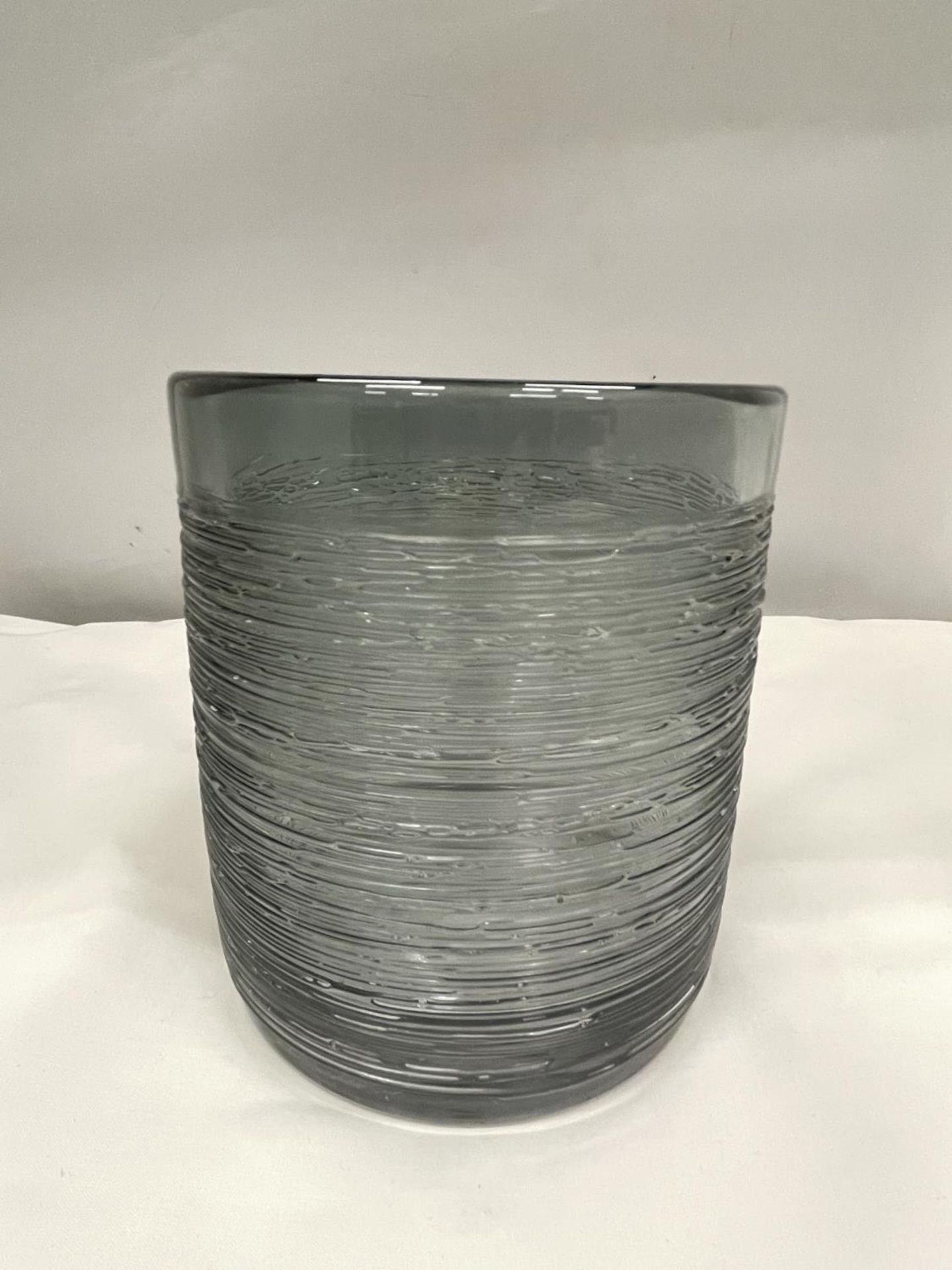 A SPUN GLASS VASE POSSIBLY BY BENGT EDENFELDT 15CM HIGH - Image 2 of 5