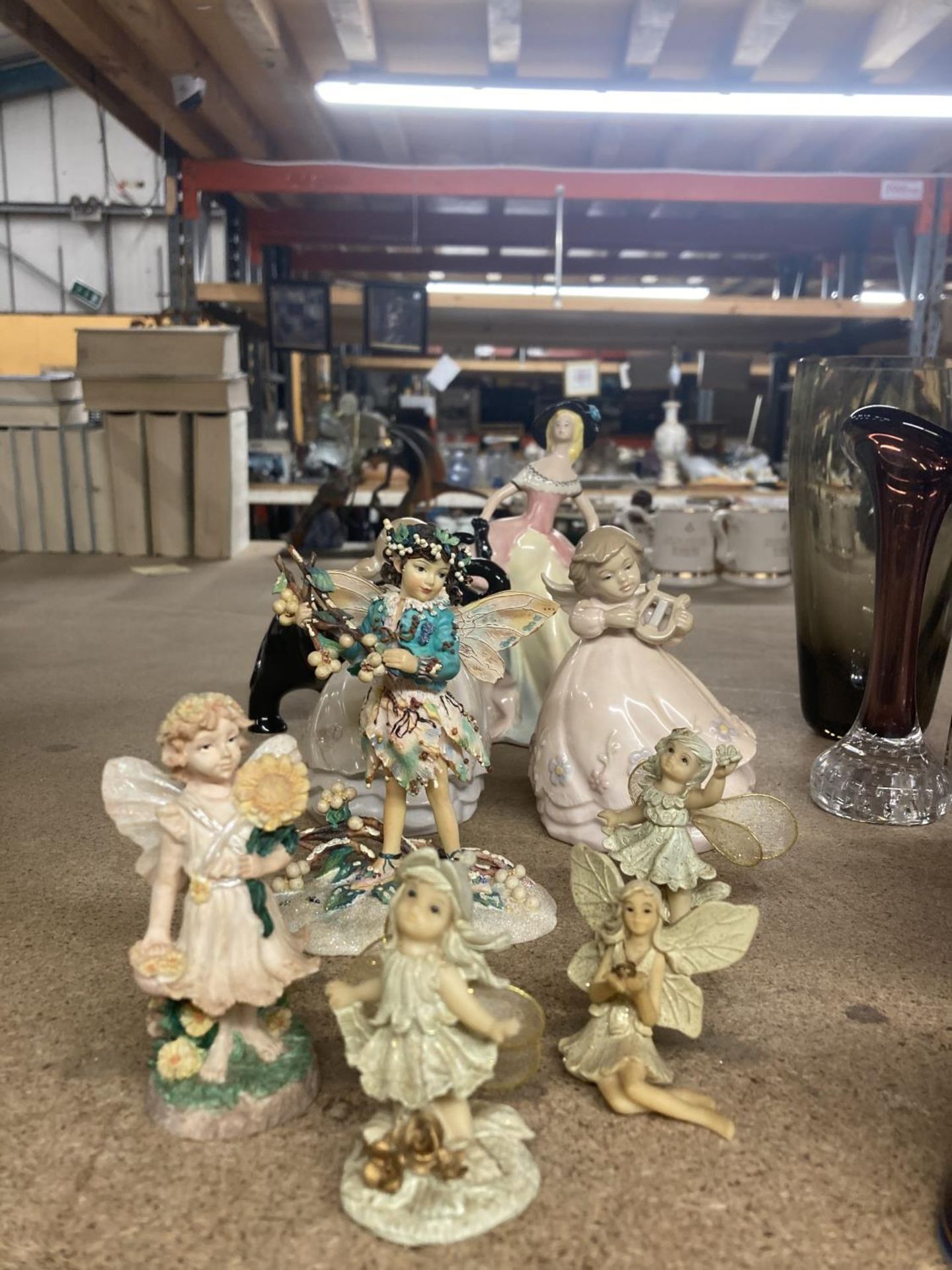 A QUANTITY OF CERAMIC ITEMS TO INCLUDE FAIRY FIGURINES, A VINTAGE LADY FIGURE AND AN ELEPHANT