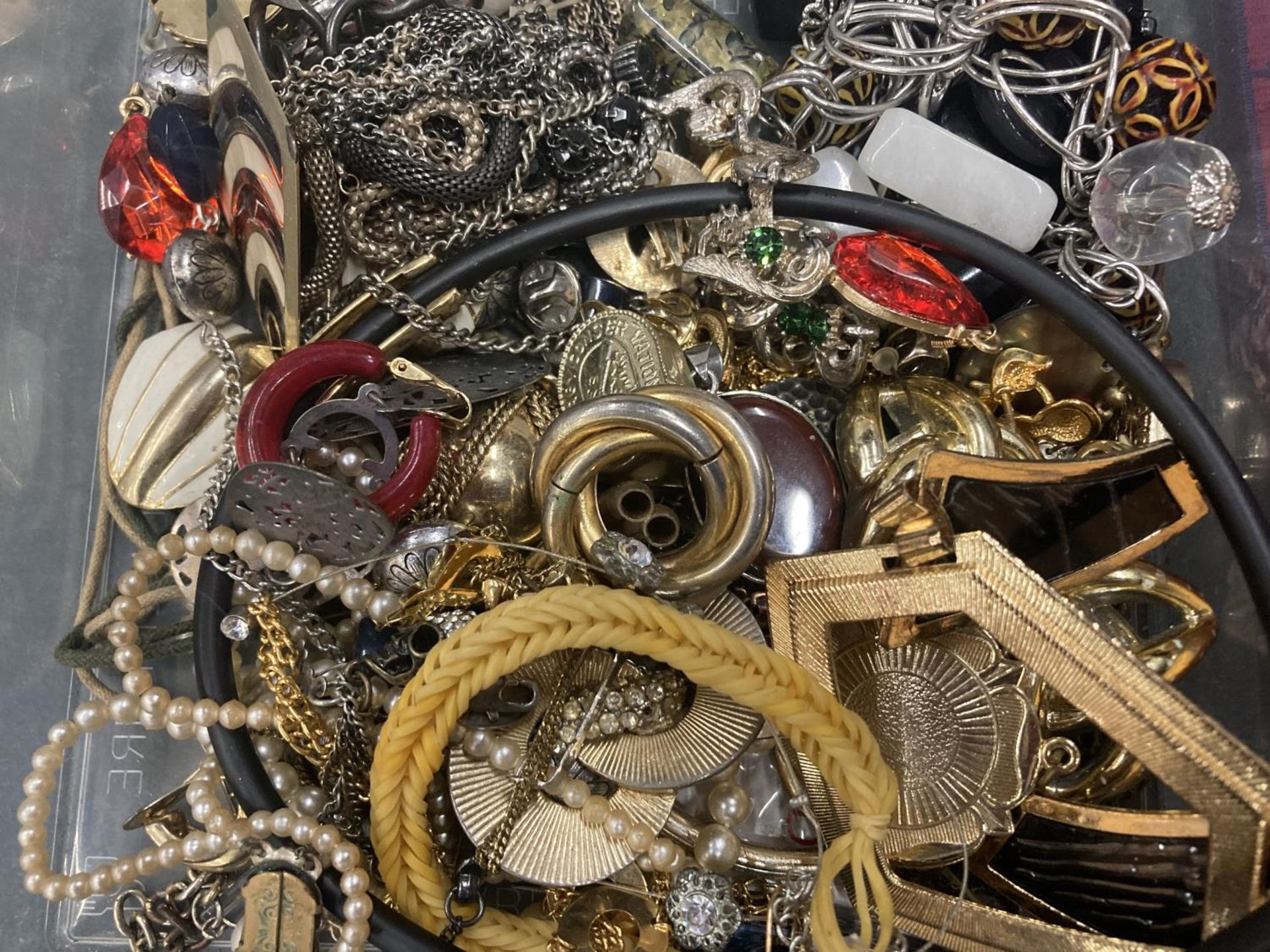 A QUANTITY OF COSTUME JEWELLERY TO INCLUDE NECKLACES, BRACELETS, RINGS, EARRINGS, ETC - Image 2 of 3