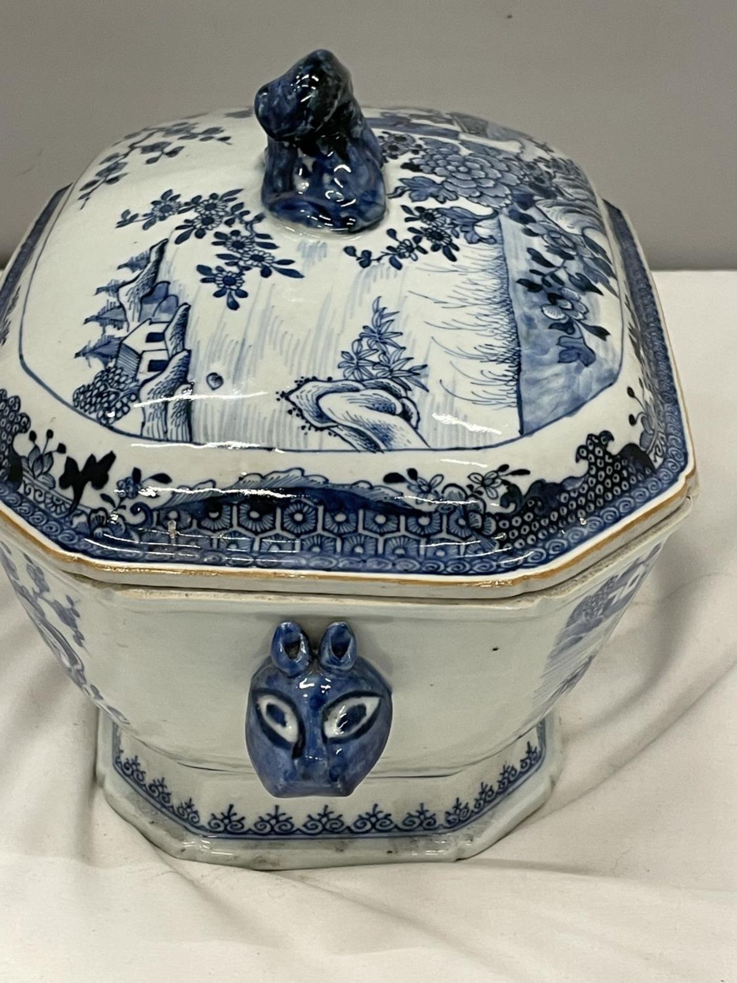 A BELIEVED TO BE LATE 18TH/EARLY 19TH CENTURY CHINESE QING DYNASTY/NANKIN BLUE AND WHITE LARGE - Image 7 of 9