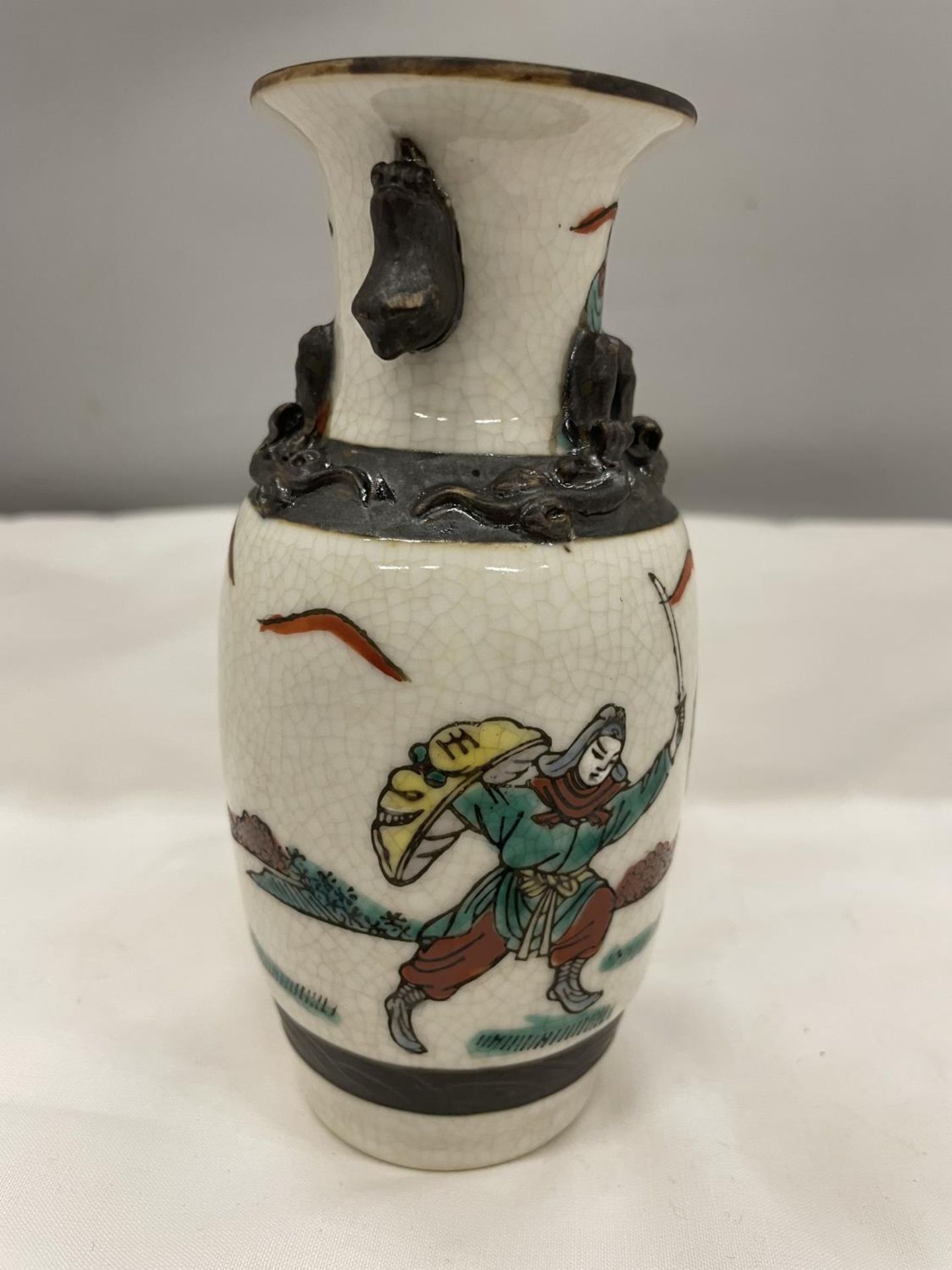 A CRACKLE GLAZE CHINESE VASE DEPICTING WARRIORS IN BATTLE - Image 2 of 6