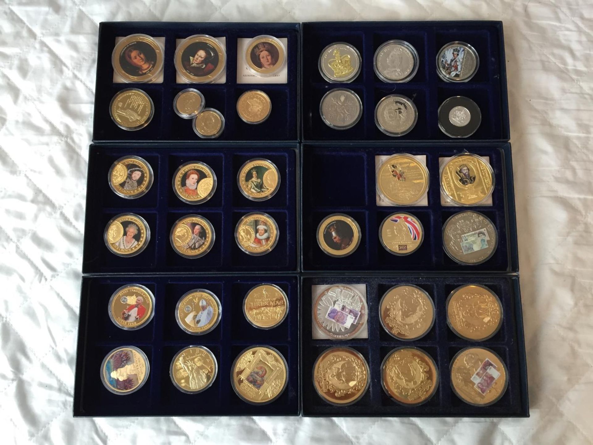 A COLLECTION OF COMMEMORATIVE COINS MOSTLY REPRESENTING VARIOUS MONARCHS ETC. IN CAPSULES, SOME