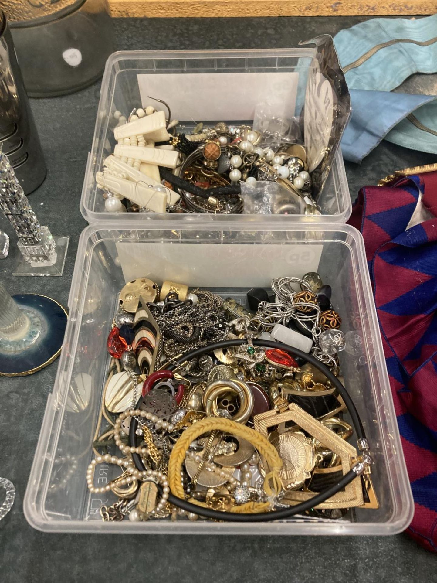 A QUANTITY OF COSTUME JEWELLERY TO INCLUDE NECKLACES, BRACELETS, RINGS, EARRINGS, ETC