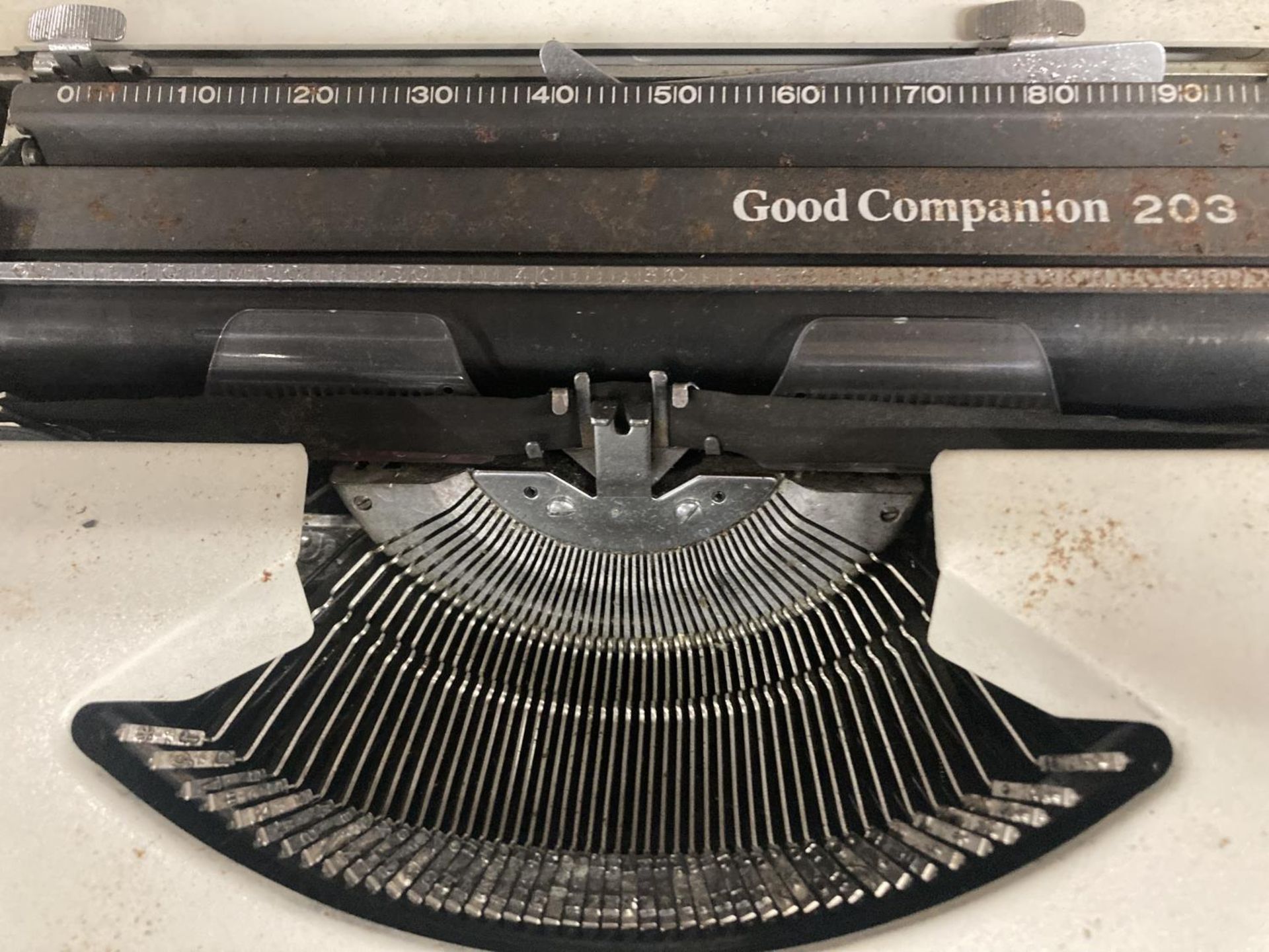 A VINTAGE IMPERIAL 'GOOD COMPANION' 203 TYPEWRITER - Image 3 of 3