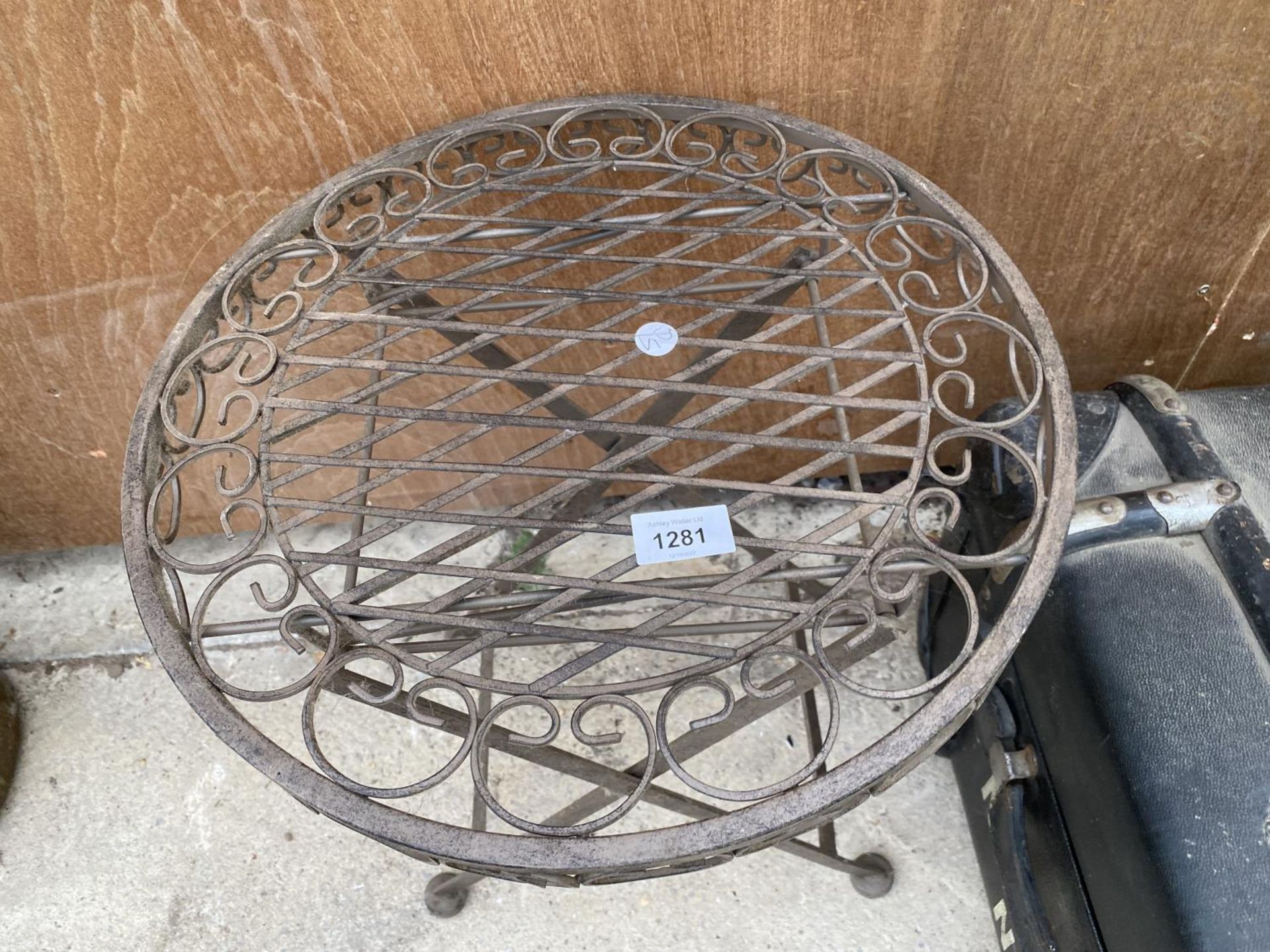 A SMALL METAL GARDEN FOLDING SIDE TABLE - Image 2 of 3