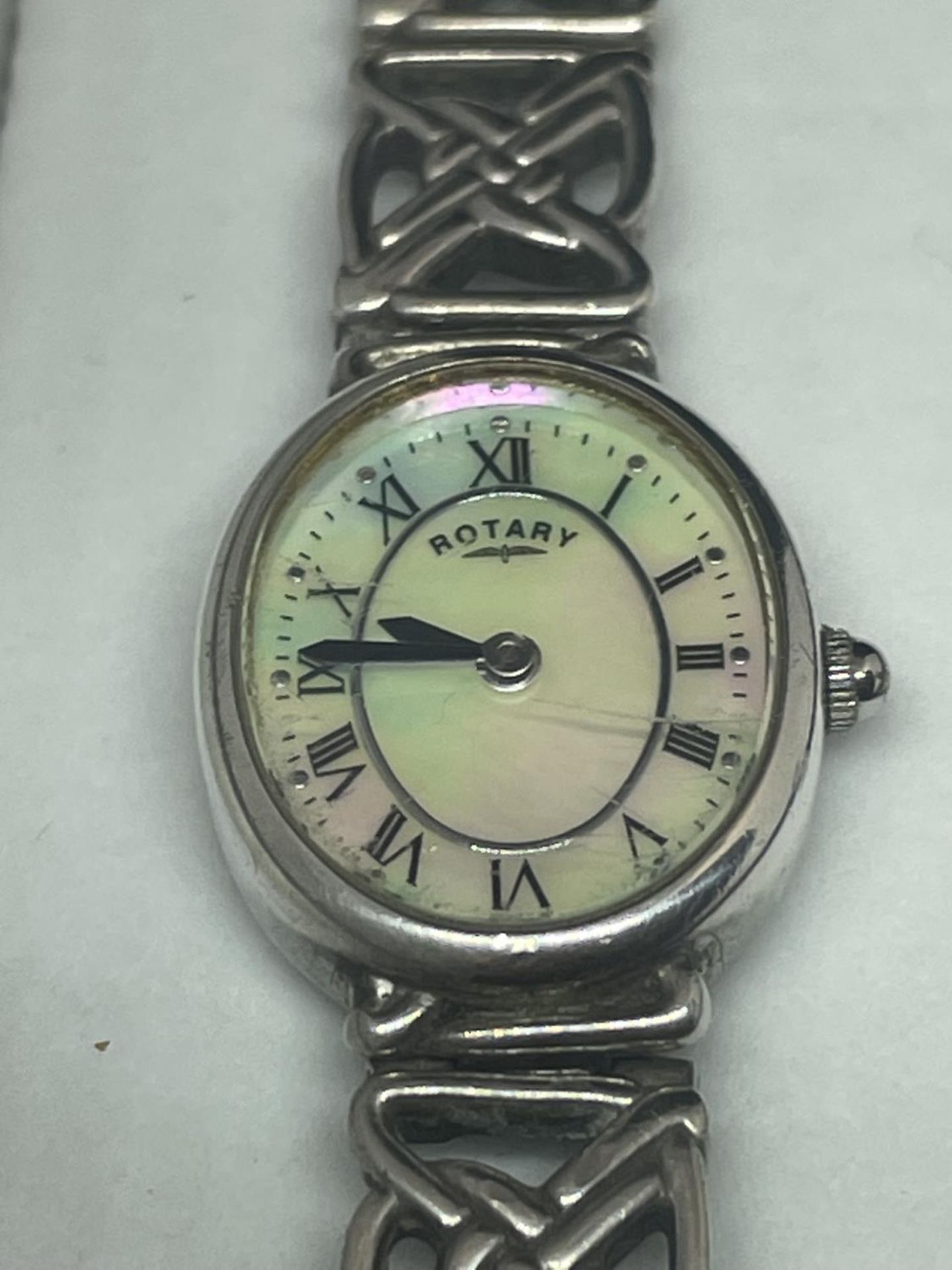 A SILVER ROTARY WRIST WATCH WITH A PEARLISED FACE IN A PRESENTATION BOX - Image 2 of 3