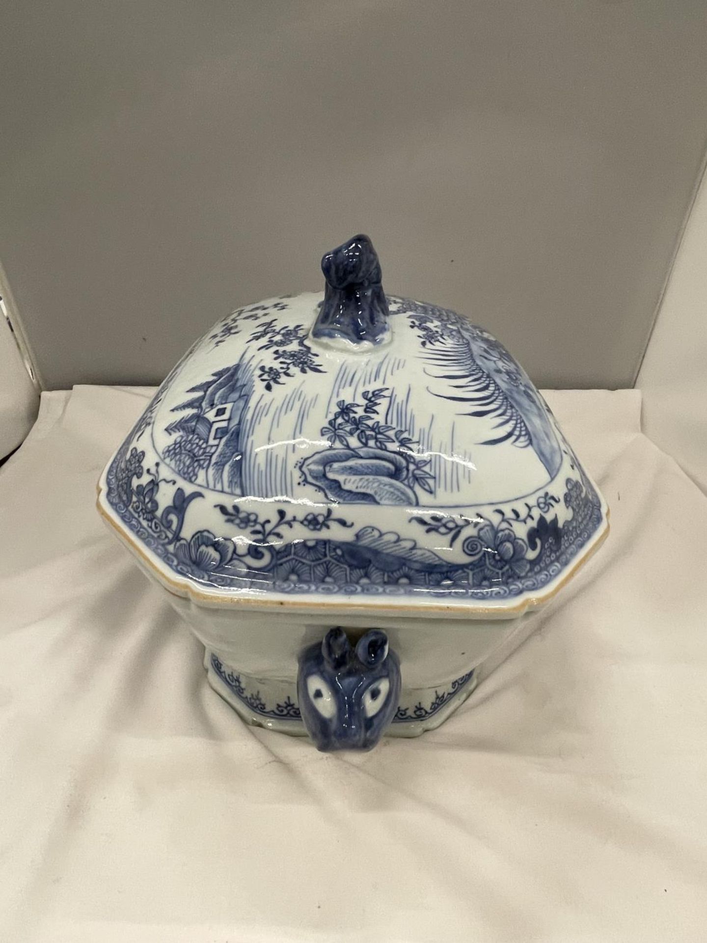 A BELIEVED TO BE LATE 18TH/EARLY 19TH CENTURY CHINESE QING DYNASTY/NANKIN BLUE AND WHITE LARGE - Image 7 of 9