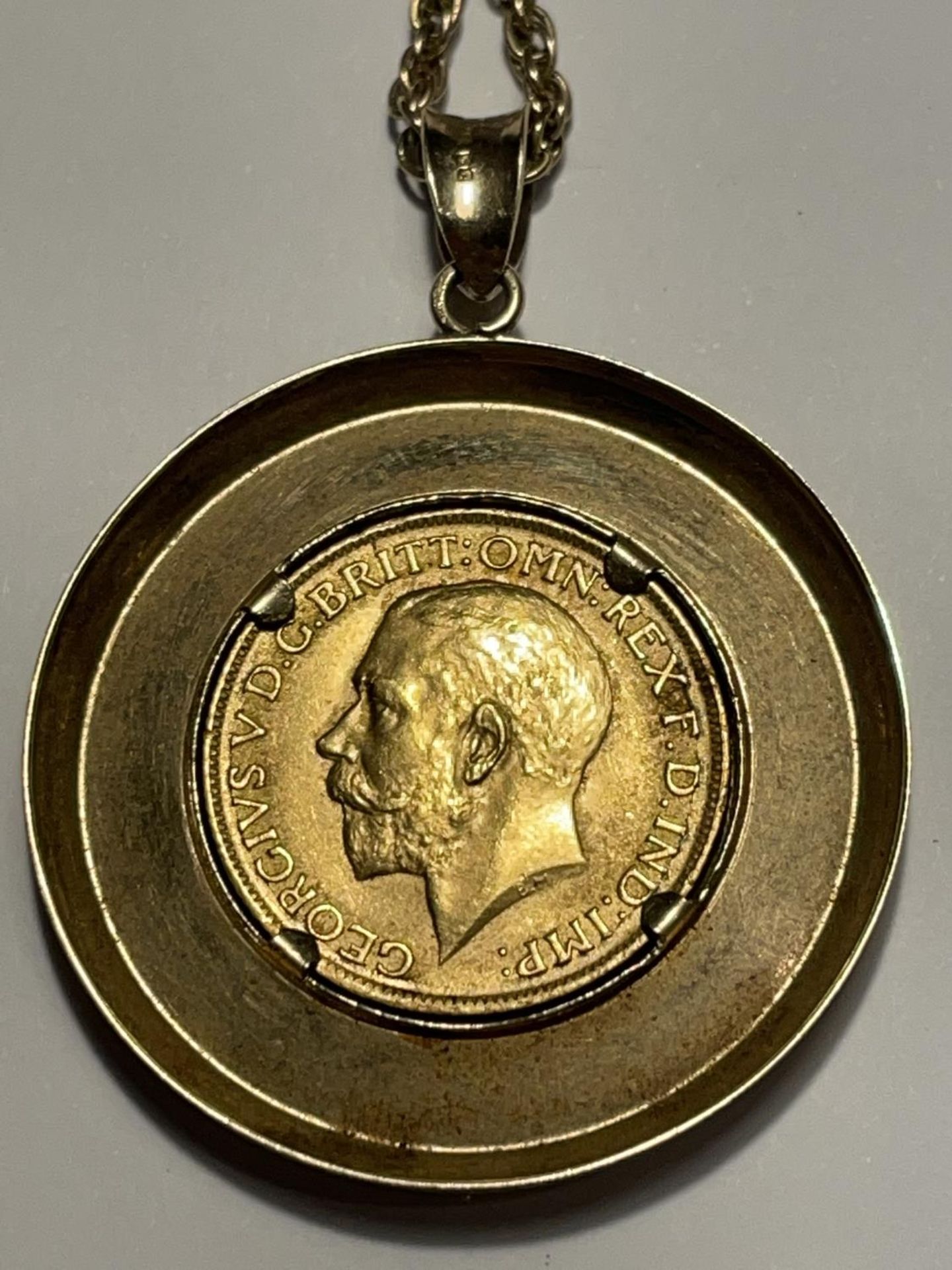 A 1915 GOLD SOVEREIGN IN A 9 CARAT GOLD MOUNT WITH A 9 CARAT GOLD CHAIN GROSS WEIGHT 19.78 GRAMS - Image 4 of 6