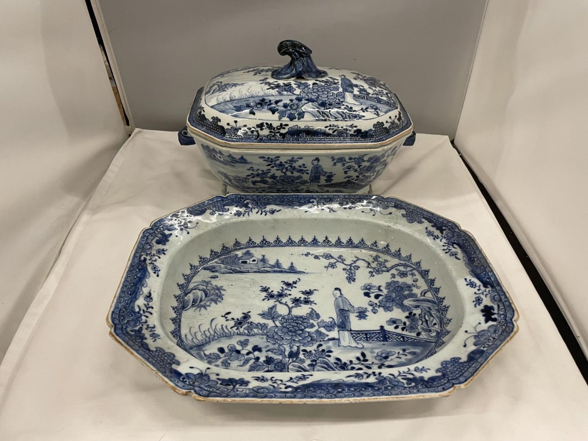 A BELIEVED TO BE LATE 18TH/EARLY 19TH CENTURY CHINESE QING DYNASTY/NANKIN BLUE AND WHITE LARGE - Image 2 of 9