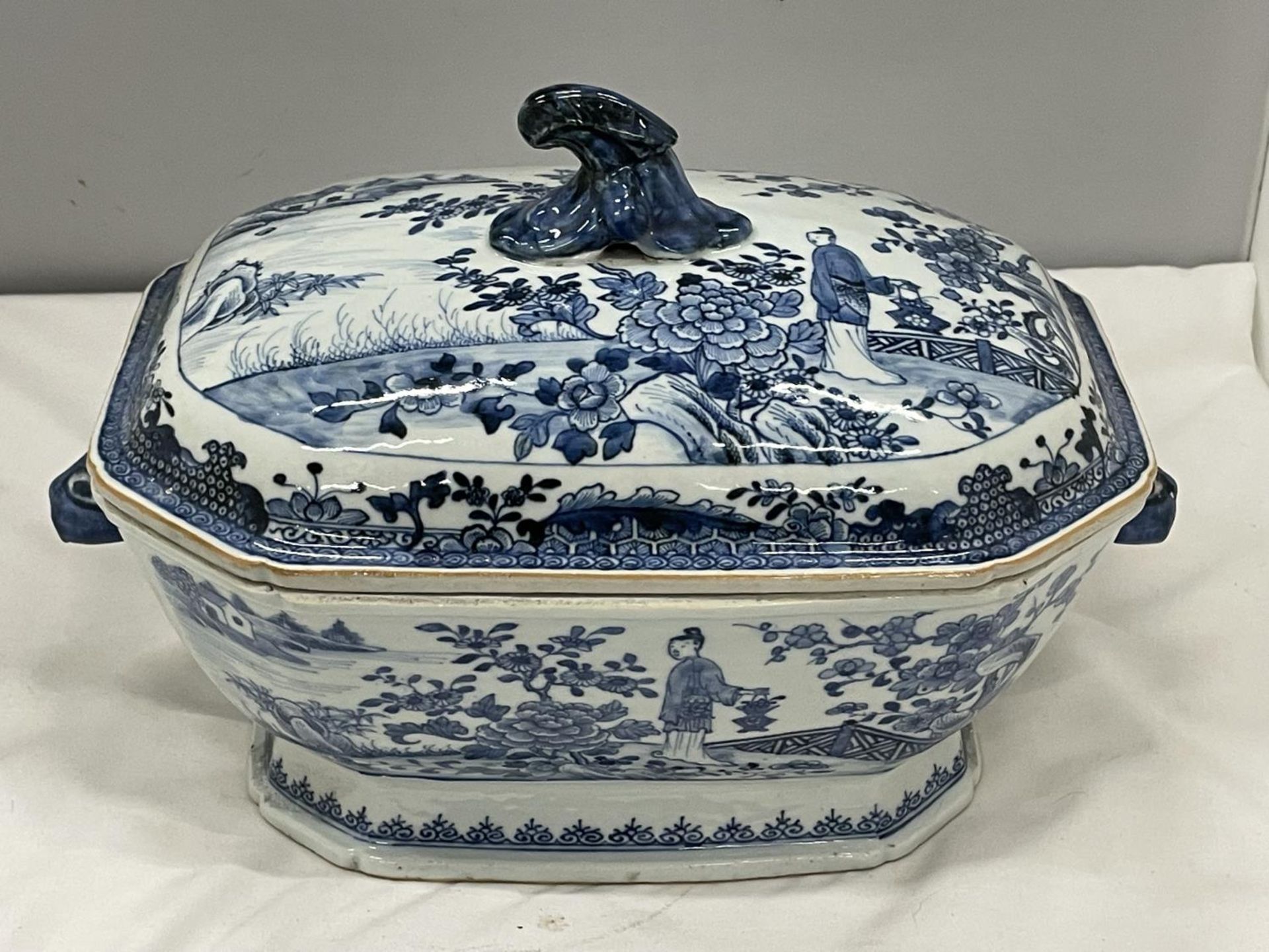 A BELIEVED TO BE LATE 18TH/EARLY 19TH CENTURY CHINESE QING DYNASTY/NANKIN BLUE AND WHITE LARGE - Image 4 of 9