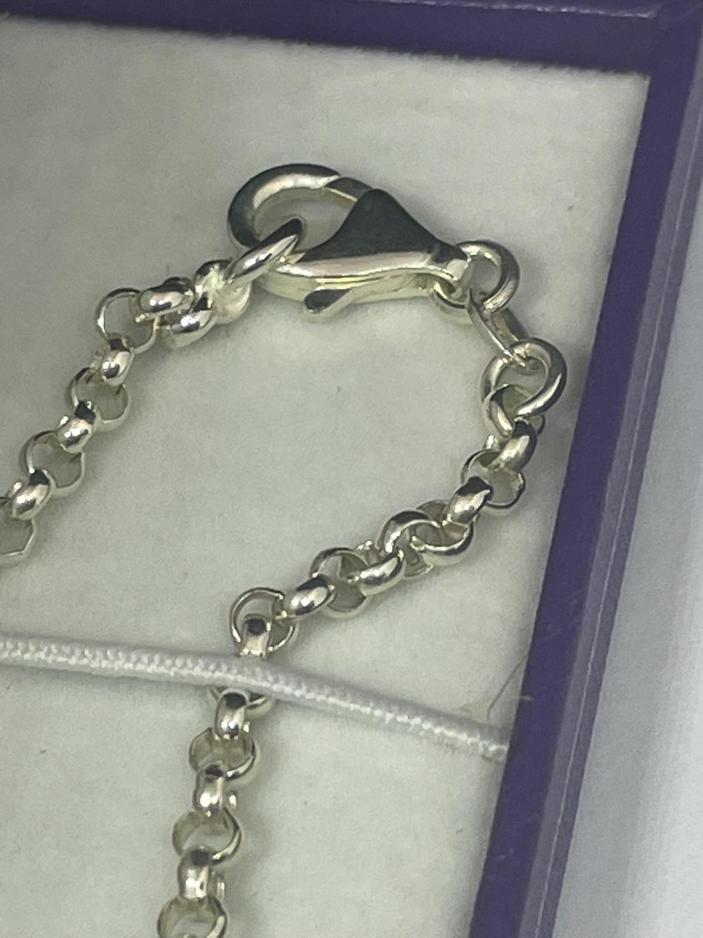 A MARKED SILVER NECKLACE WITH A DOUBLE HEART IN A PRESENTATION BOX - Image 3 of 4