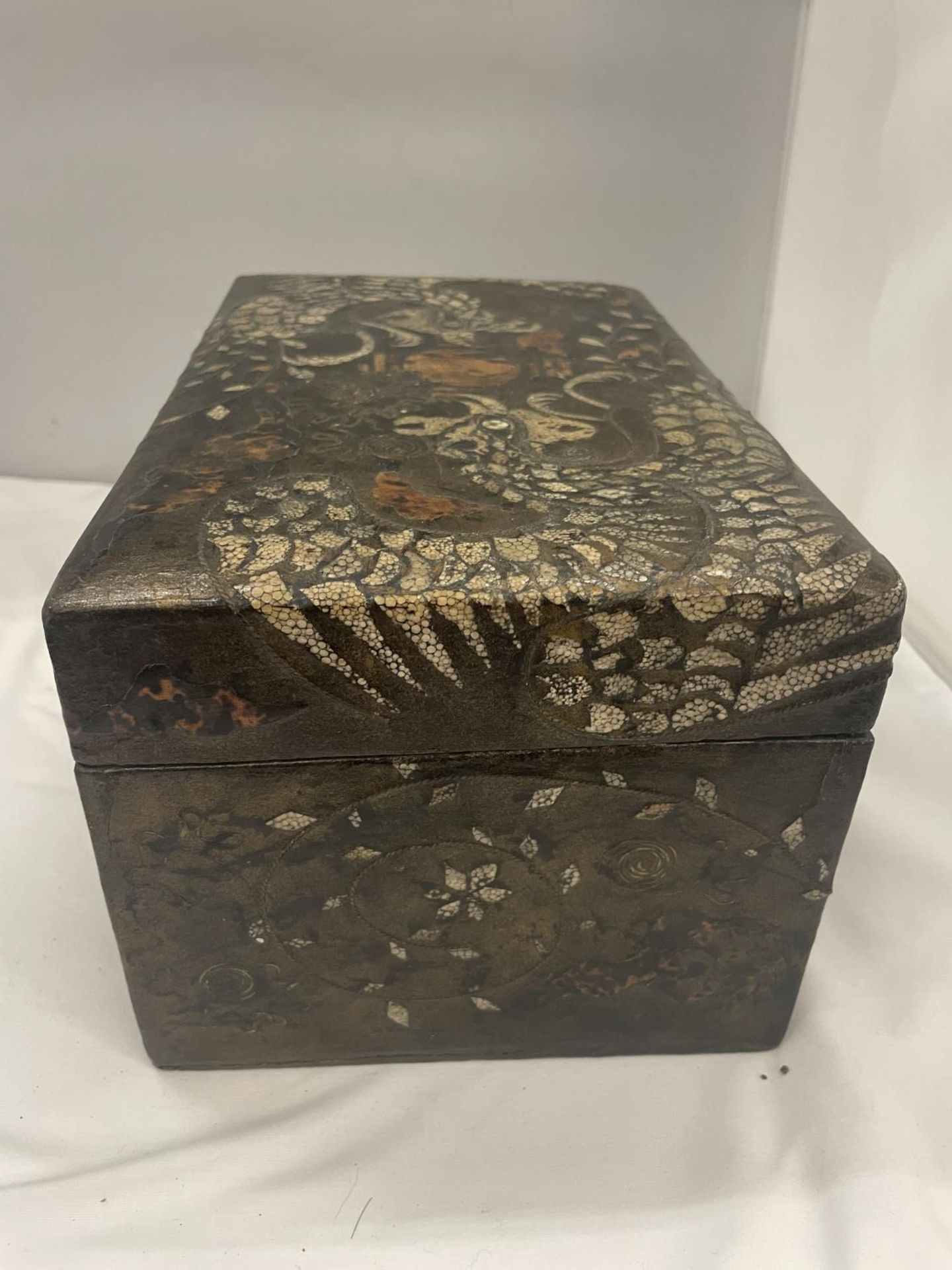 AN ORIENTAL LAQUERED BOX WITH THE ROOSTER DESIGN - Image 6 of 6