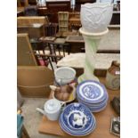 AN ASSORTMENT OF CERAMICS TO INCLUDE BLUE AND WHITE PLATES AND AN EGG CROCK ETC