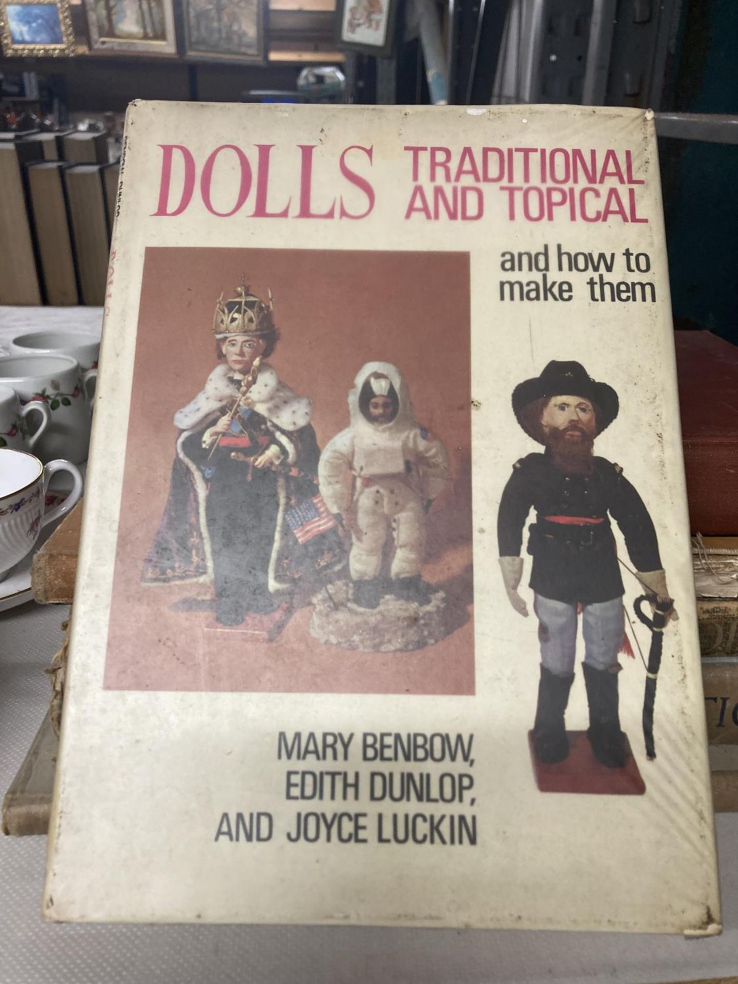 SIX VINTAGE BOOKS TO INCLUDE - ARTS STUDENTS ENCYCLOPEDIA, CREATIVE ILLUSTRATION, DOLLS - Image 2 of 4