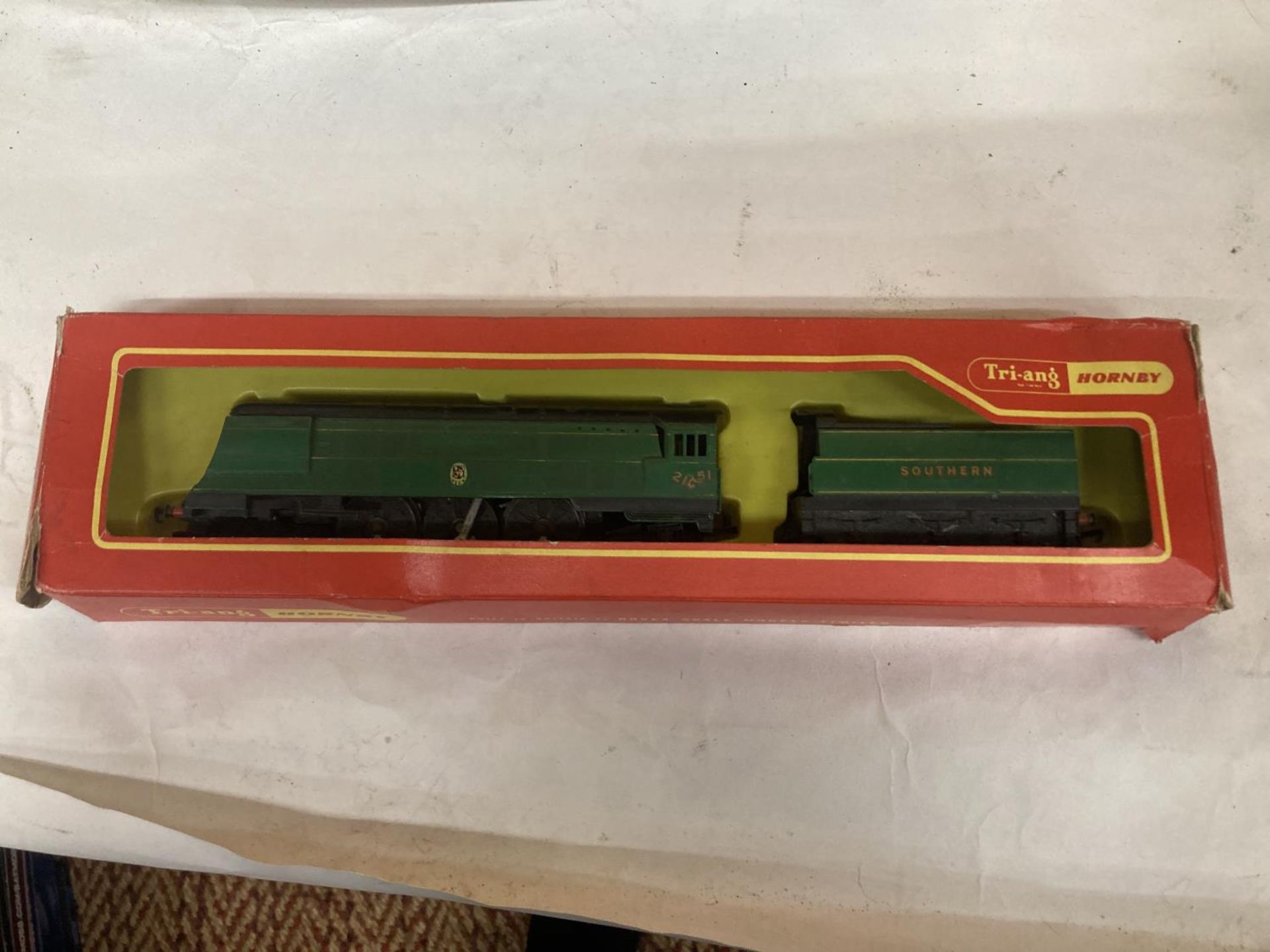 A TRI-ANG HORNBY MODEL OF SOUTHERN GOLDEN ARROW 4-6-2 LOCOMOTIVE WINSTON CHURCHILL IN BOX