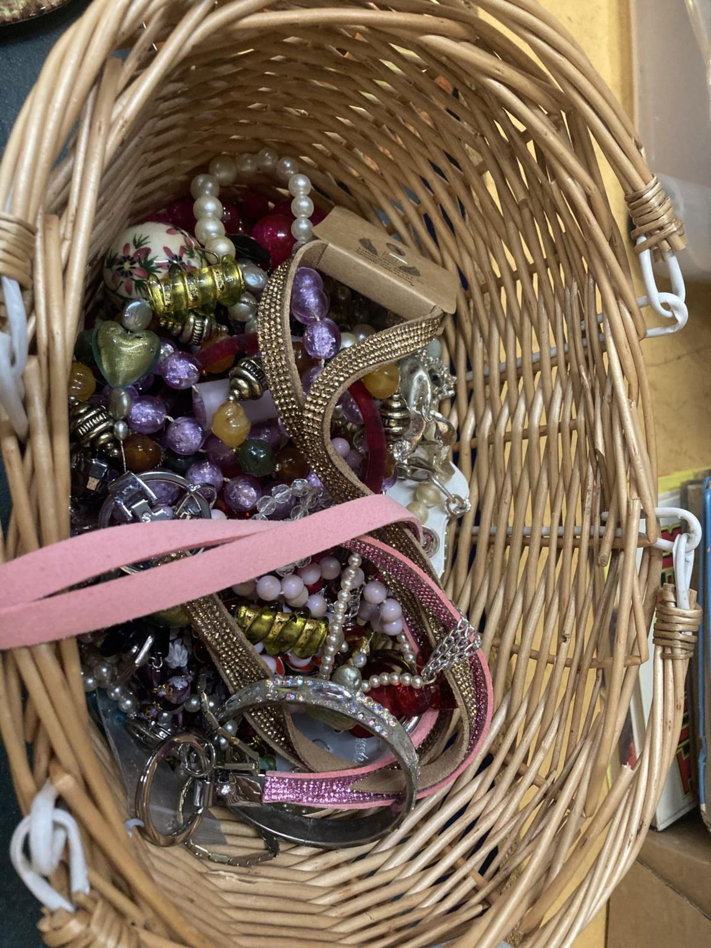 A QUANTITY OF COSTUME JEWELLERY TO INCLUDE BEADS, BANGLES, ETC