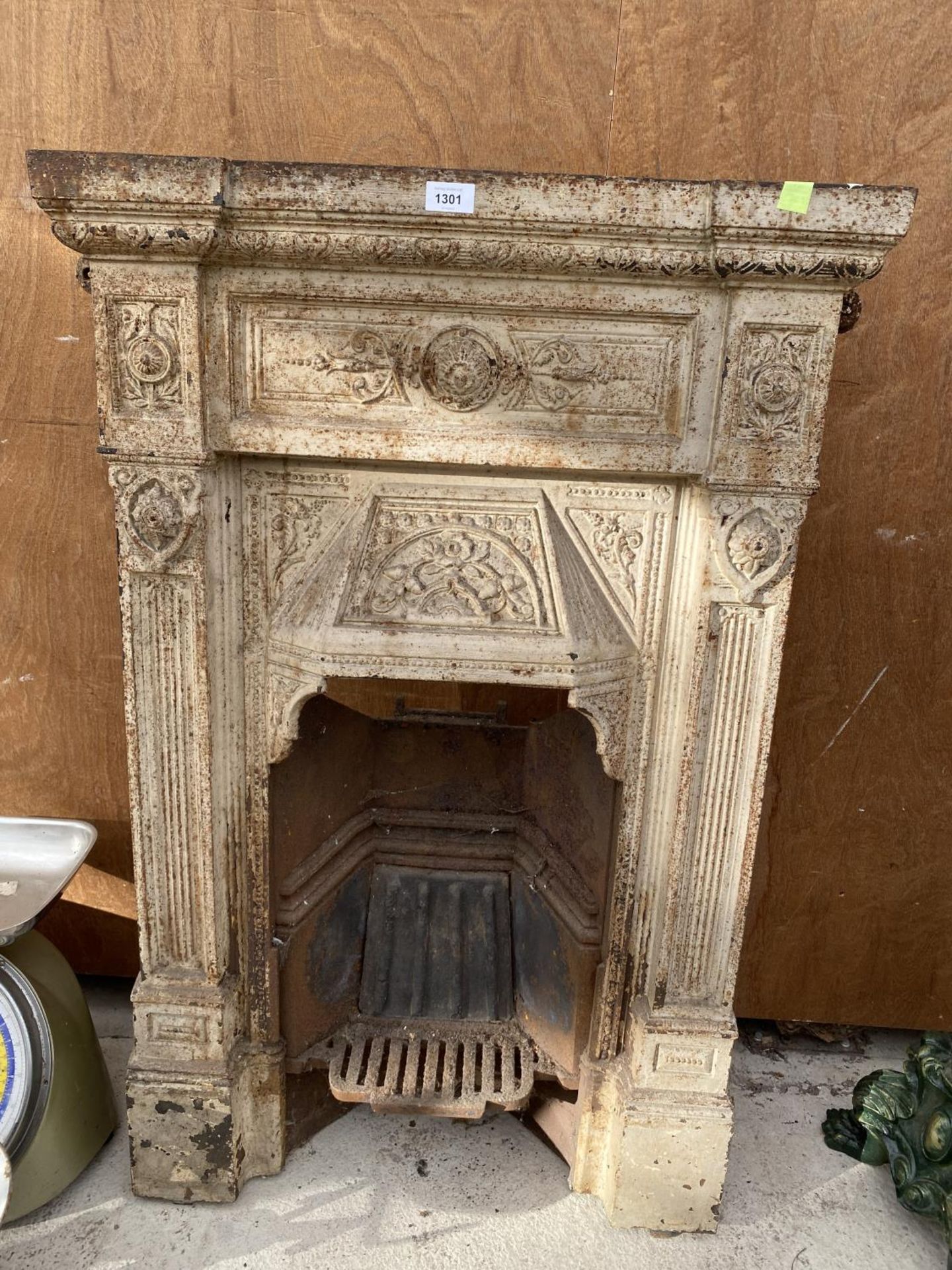 A VINTAGE CAST IRON FIRE PLACE WITH FIRE GRATE