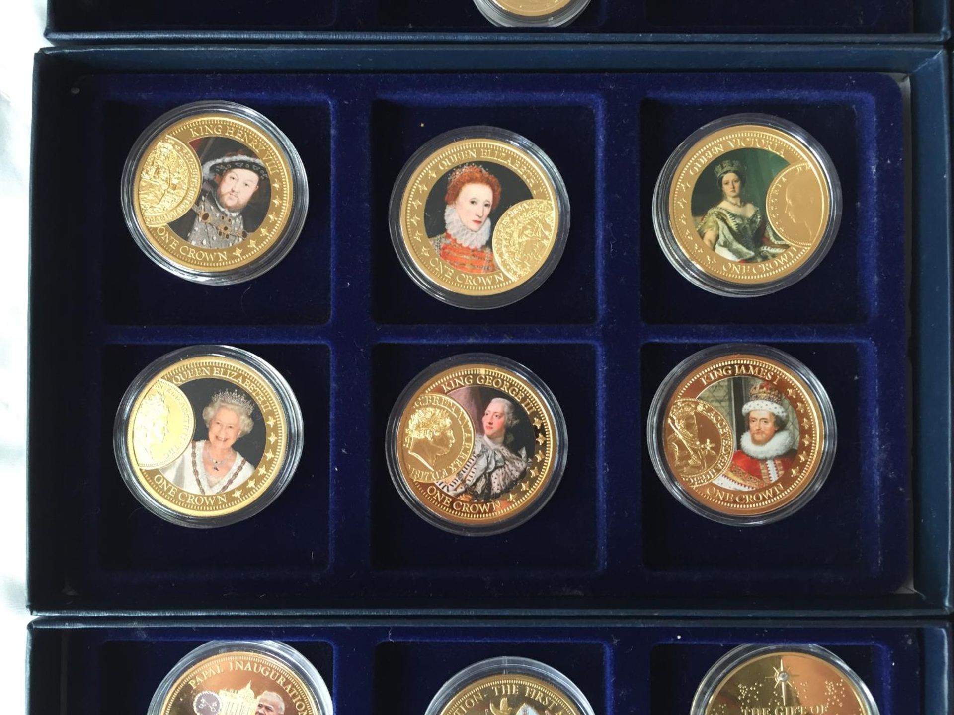 A COLLECTION OF COMMEMORATIVE COINS MOSTLY REPRESENTING VARIOUS MONARCHS ETC. IN CAPSULES, SOME - Image 3 of 7