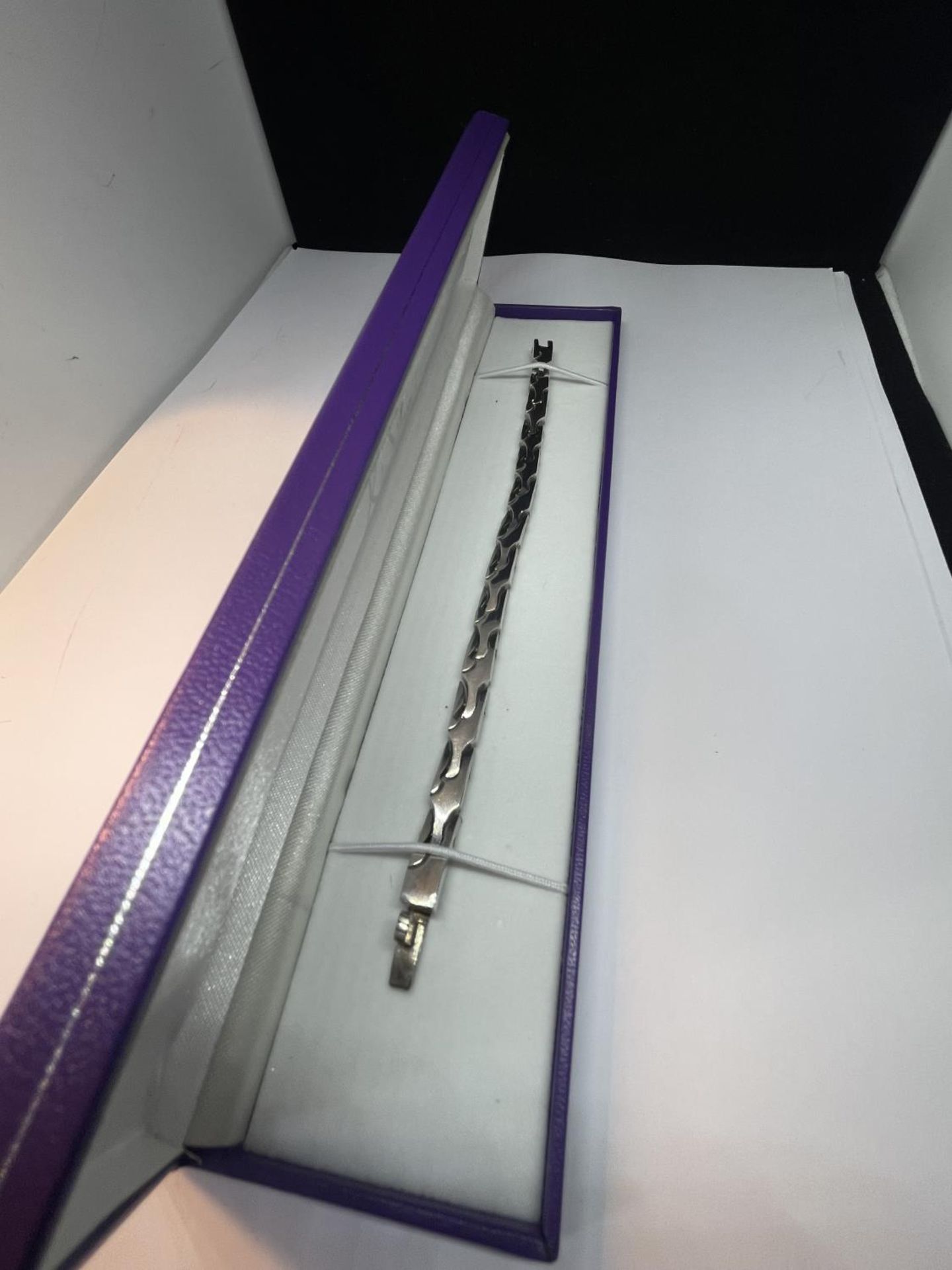 A MARKED SILVER BRACELET IN A PRESENTATION BOX