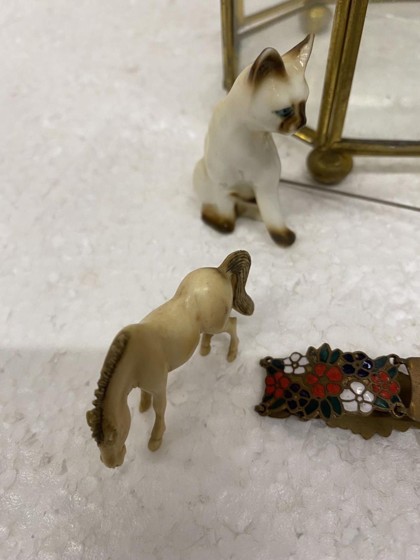 A BRASS AND GLASS SMALL DISPLAY CABINET WITH CONTENTS TO INCLUDE MINIATURE ANIMALS, A BRACELET, - Image 4 of 5