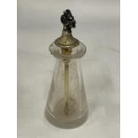 A RARE SILVER AND GLASS CAYENNE BOTTLE & SPOON. THIS UNUSUAL PIECE IS A TALL AND SLENDER GLASS