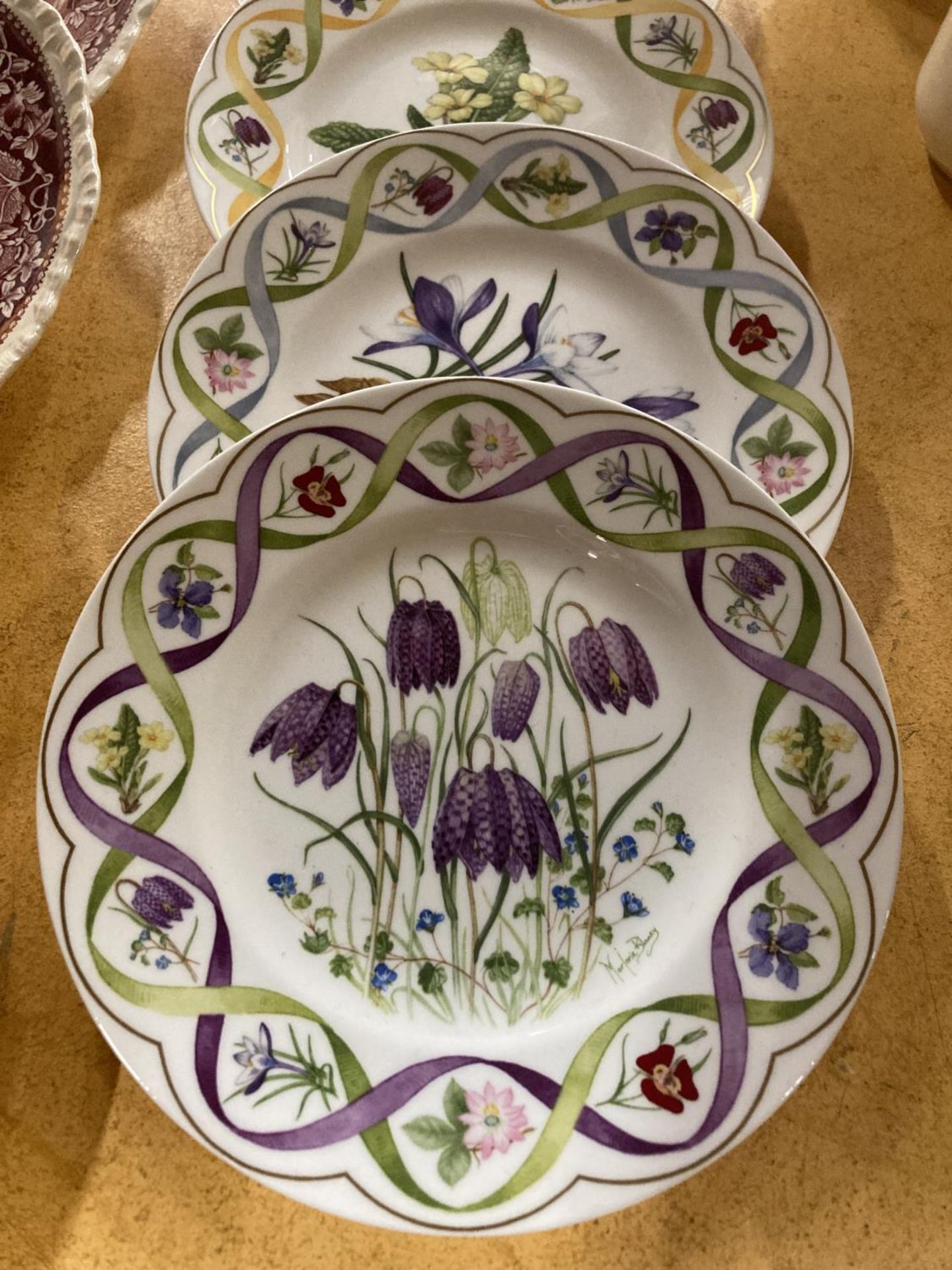 A SET OF SIX WEDGWOOD ' THE FLOWER ARTISTS OF KEW' TO INCLUDE CLEMATIS, MARIPOSA LILIES, CROCUS, - Image 2 of 4
