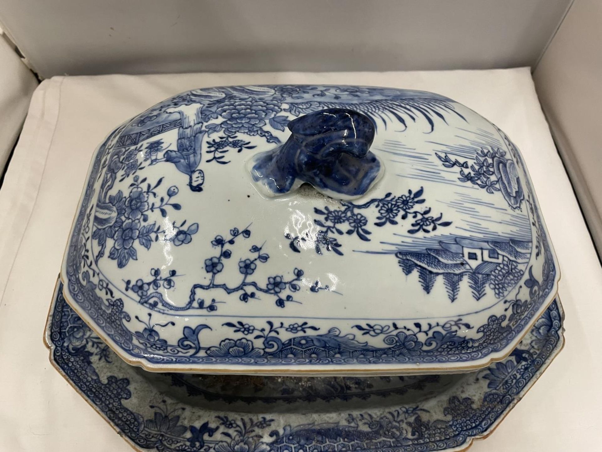 A BELIEVED TO BE LATE 18TH/EARLY 19TH CENTURY CHINESE QING DYNASTY/NANKIN BLUE AND WHITE LARGE - Image 2 of 9