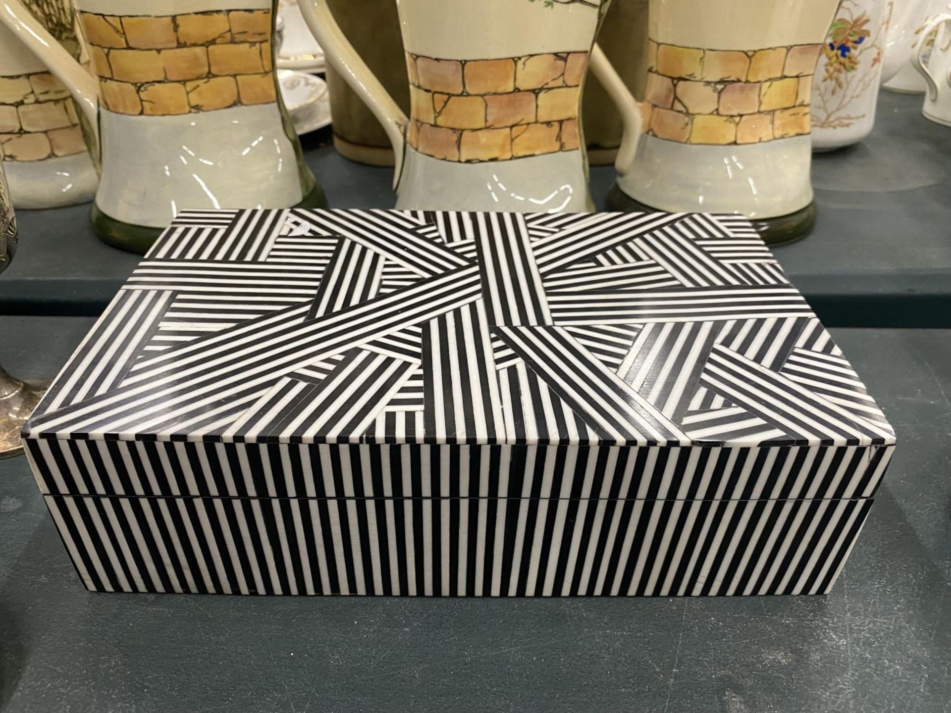 A BLACK AND WHITE BOX WITH GEOMETRIC DESIGN - WEIDTH 25.5CM, HEIGHT 7CM, DEPTH 15.5CM