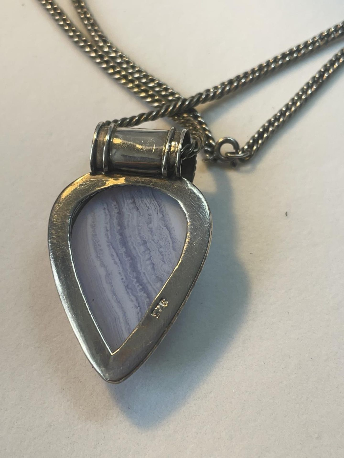 A MARKED SILVER NECKLACE WITH AN ORNATE FRAMED BLUE STONE PENDANT - Image 3 of 4