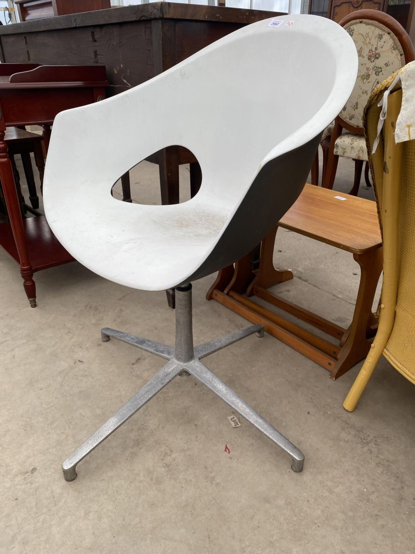 A 'CONNECTION' TWO TONE MODERNIST CHAIR ON ALLOY STAND - Image 2 of 2