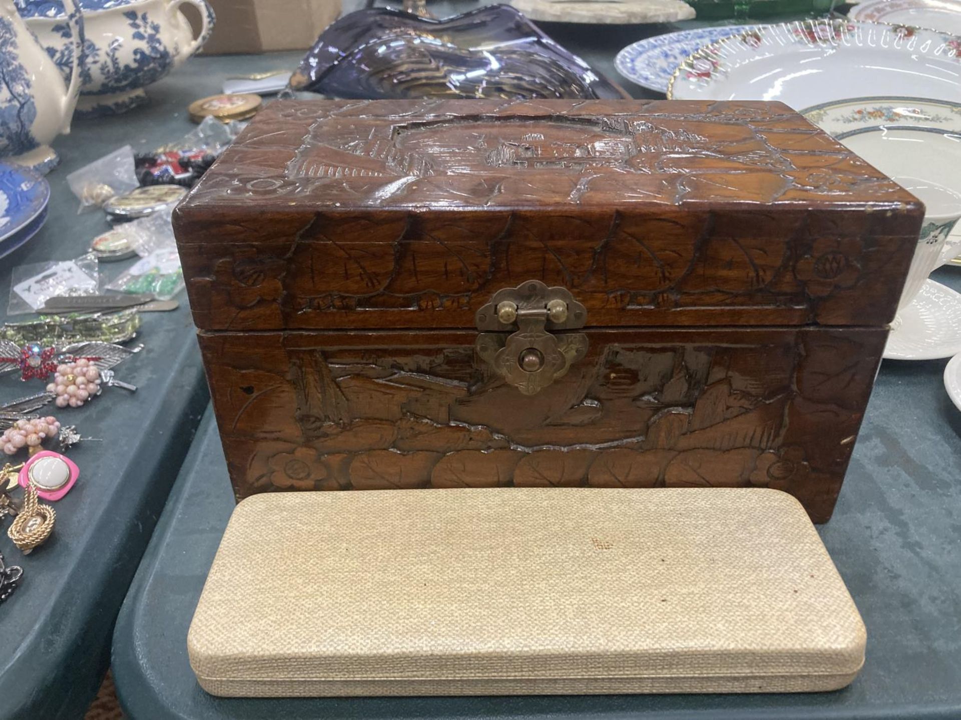 A WOODEN CARVED BOX CONTAINING A QUANTITY OF COSTUME JEWELLERY TO INCLUDE BOXED PEARL NECKLACE, - Image 5 of 6