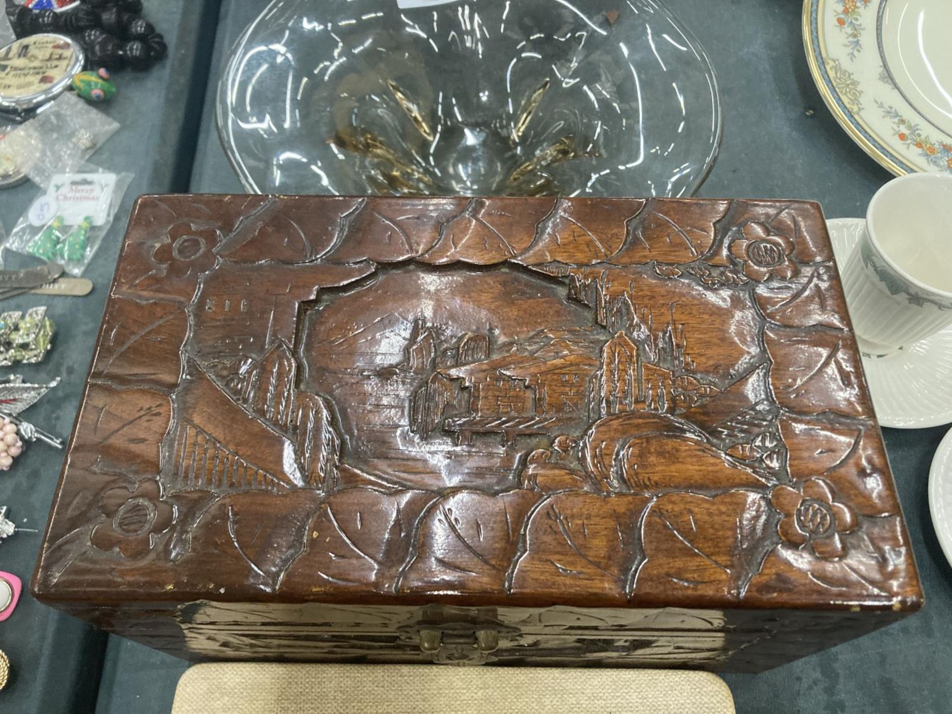 A WOODEN CARVED BOX CONTAINING A QUANTITY OF COSTUME JEWELLERY TO INCLUDE BOXED PEARL NECKLACE, - Image 6 of 6