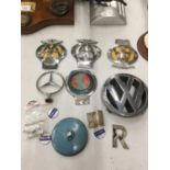A COLLECTION OF AUTOMOBILIA TO INCLUDE VINTAGE AA BADGES, VW AND MERCEDES CAR BADGES, ETC
