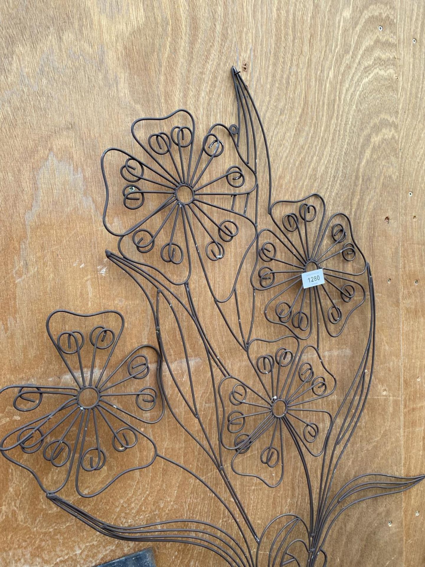 A BENT METAL WALL HANGING OF A VASE OF FLOWERS - Image 2 of 5