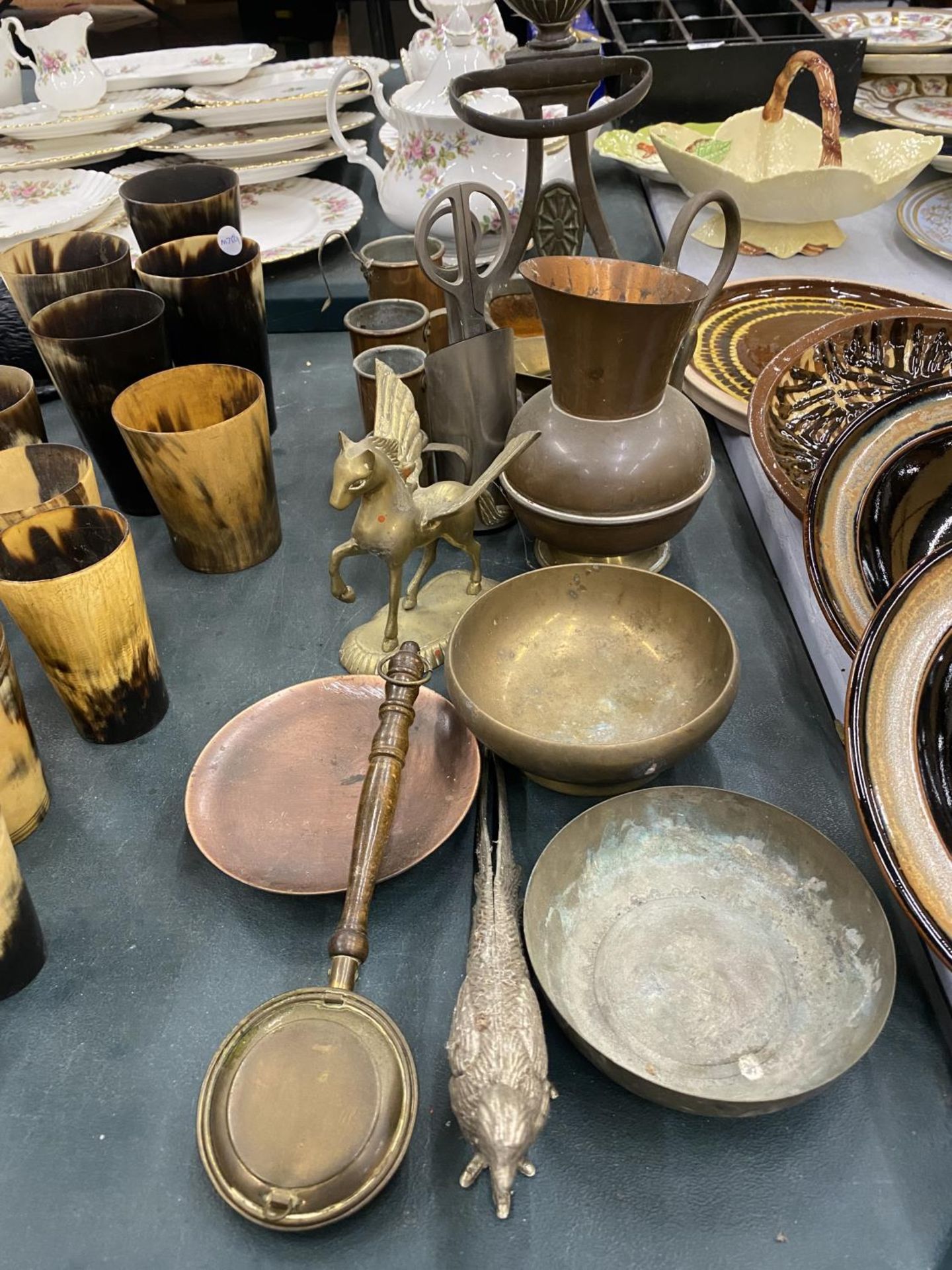 A QUANTITY OF MAINLY COPPER ITEMS TO INCLUDE SPIRIT MEASURES, JUGS, BOWLS, A POKER STAND, ETC