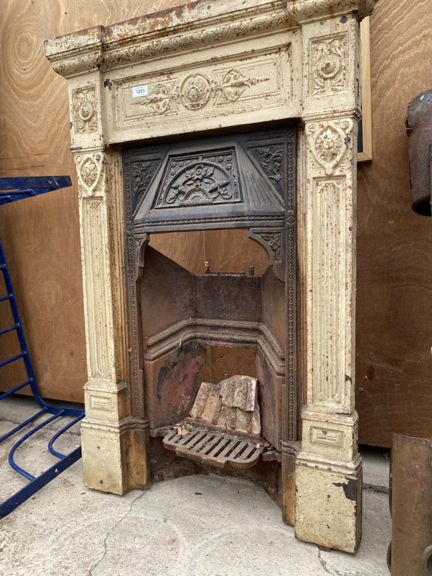 A VINTAGE CAST IRON FIRE PLACE WITH GRATE - Image 3 of 5