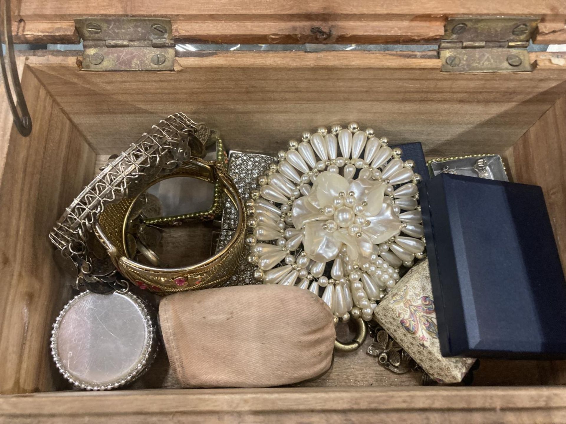 A WOODEN CARVED BOX CONTAINING A QUANTITY OF COSTUME JEWELLERY TO INCLUDE BOXED PEARL NECKLACE, - Image 3 of 6