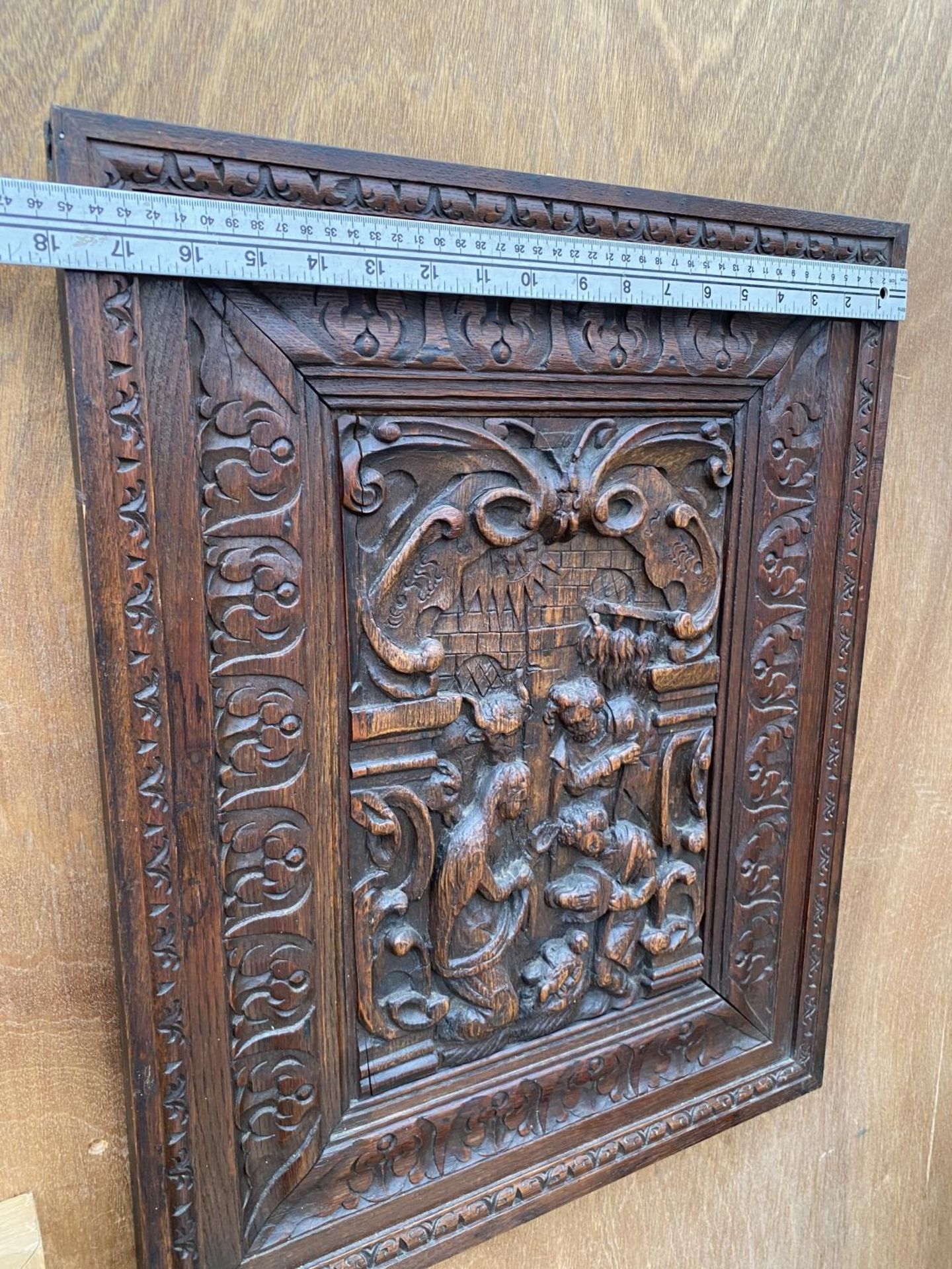 A VINTAGE OAK CARVED PANEL - Image 4 of 5