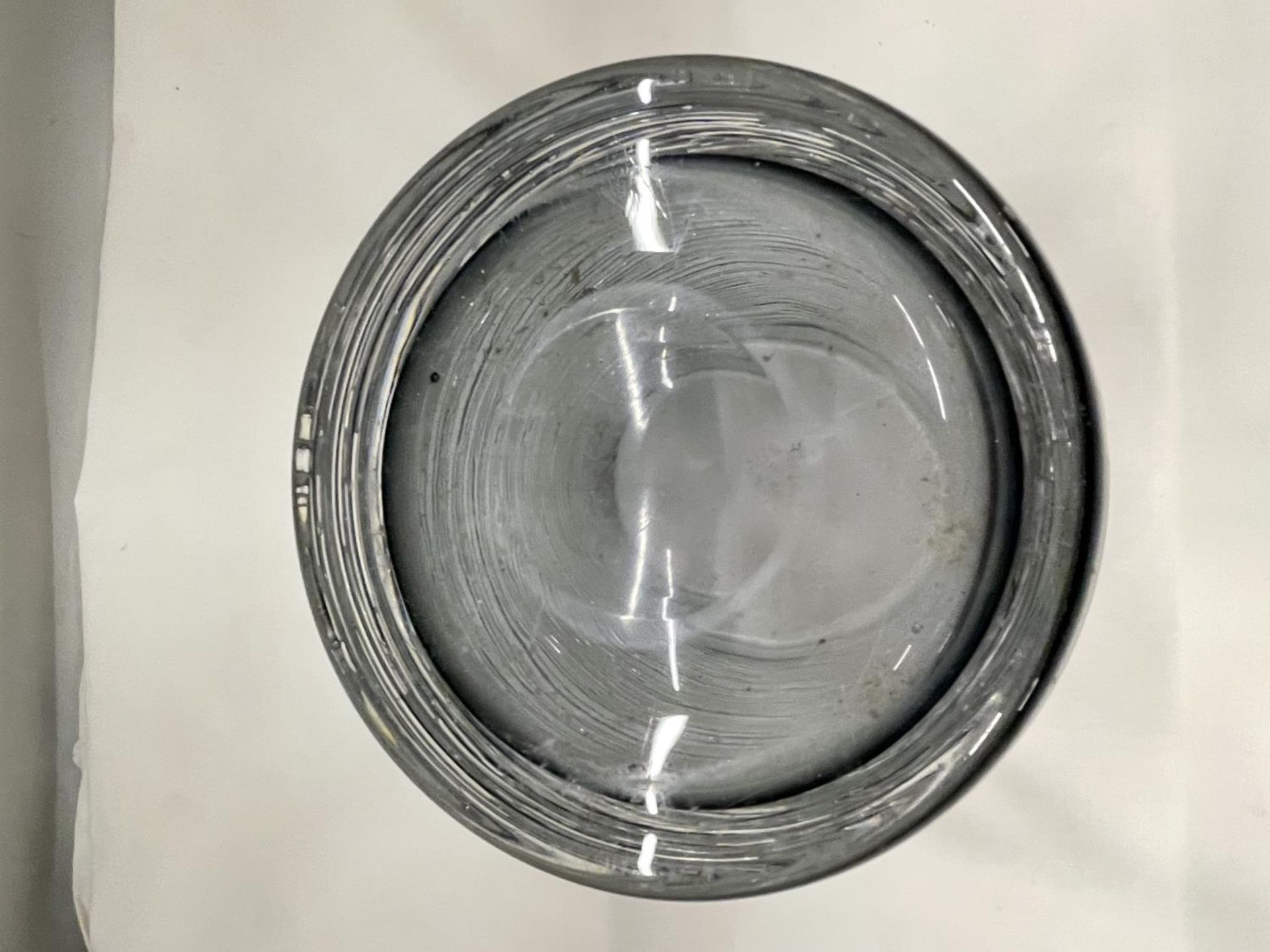 A SPUN GLASS VASE POSSIBLY BY BENGT EDENFELDT 15CM HIGH - Image 4 of 5