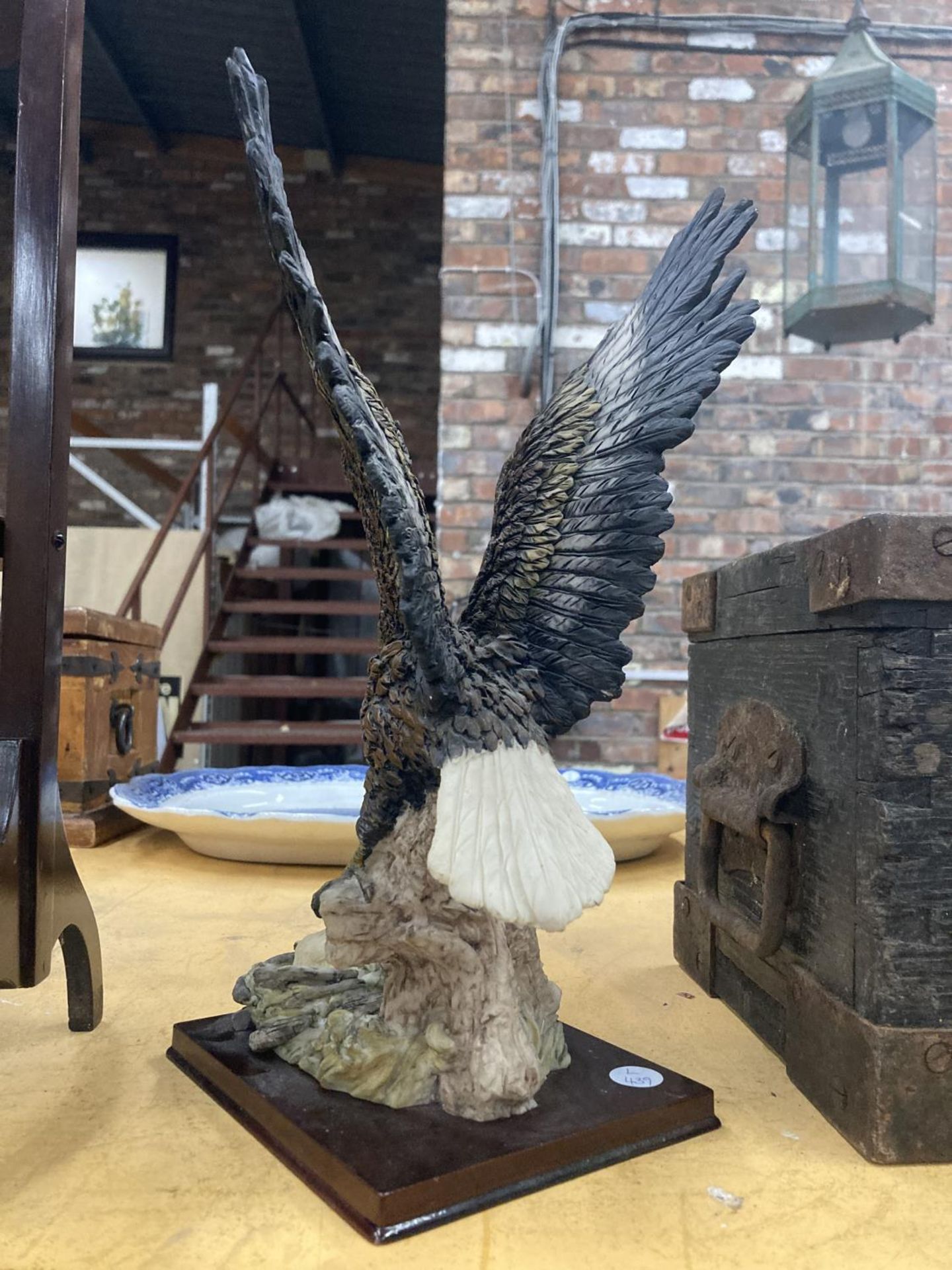 A RESIN MODEL OF A GOLDEN EAGLE WITH CHICKS IN A NEST HEIGHT 34CM - Image 4 of 4