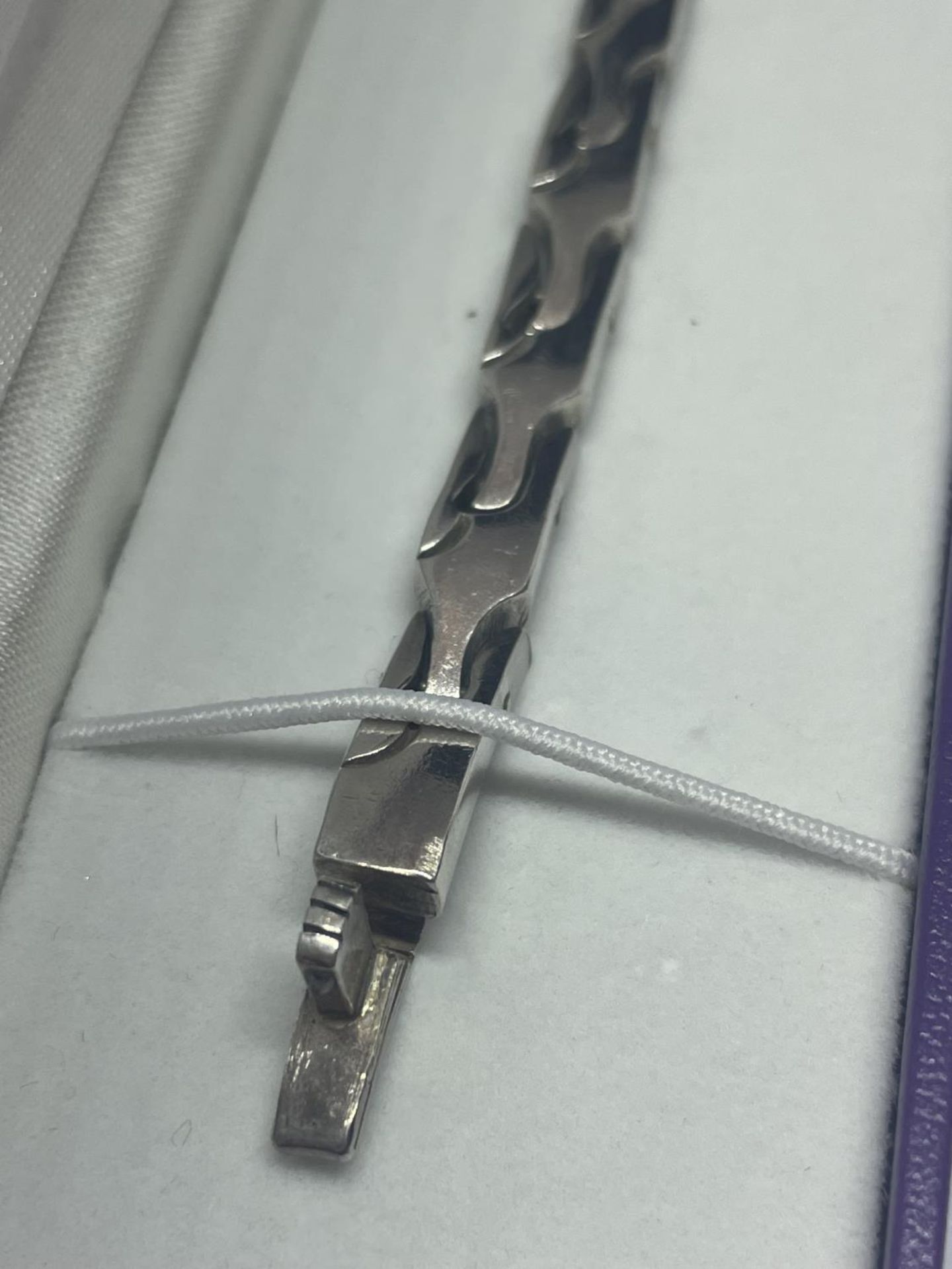 A MARKED SILVER BRACELET IN A PRESENTATION BOX - Image 2 of 4