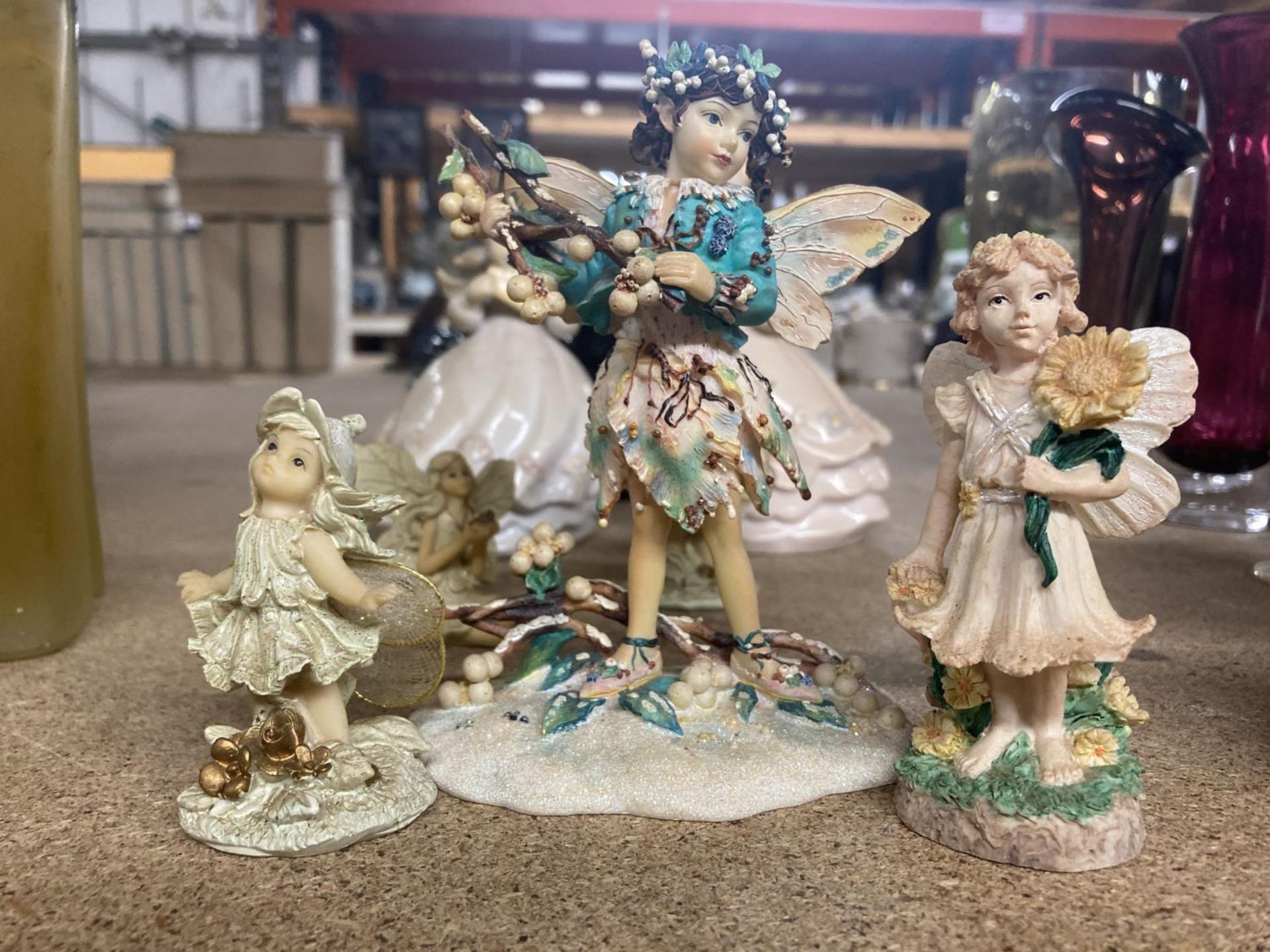 A QUANTITY OF CERAMIC ITEMS TO INCLUDE FAIRY FIGURINES, A VINTAGE LADY FIGURE AND AN ELEPHANT - Image 4 of 4