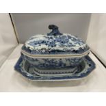 A BELIEVED TO BE LATE 18TH/EARLY 19TH CENTURY CHINESE QING DYNASTY/NANKIN BLUE AND WHITE LARGE