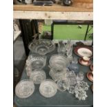 A QUANTITY OF GLASSWARE TO INCLUDE BOWLS, VASES, ETC