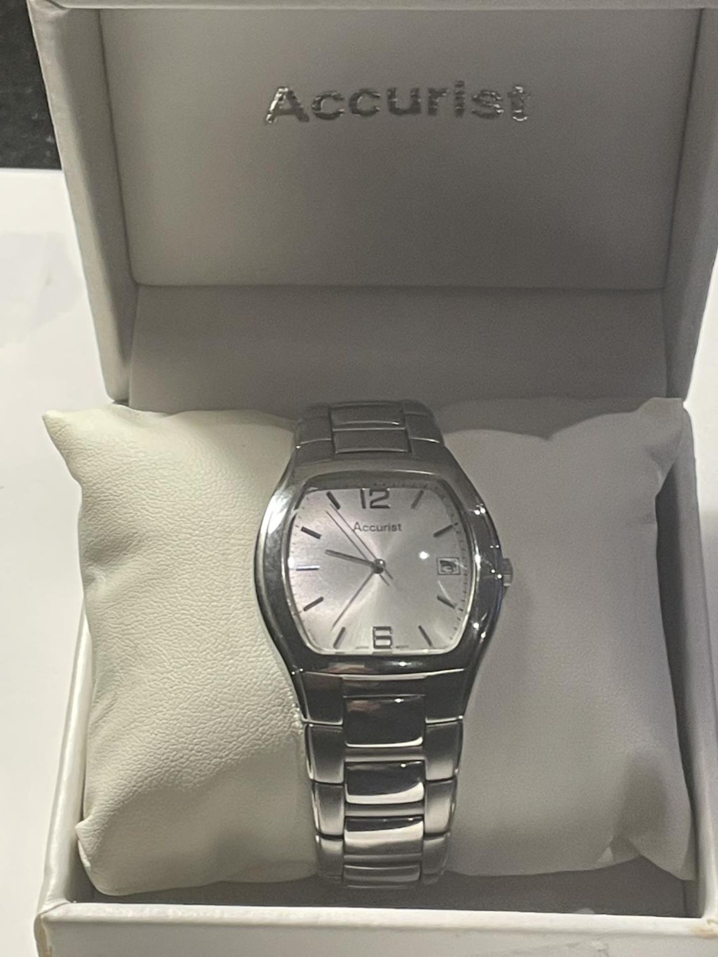 AN ACCURIST WRISTWATCH IN A PRESENTATION BOX SEEN WORKING BUT NO WARRANTY