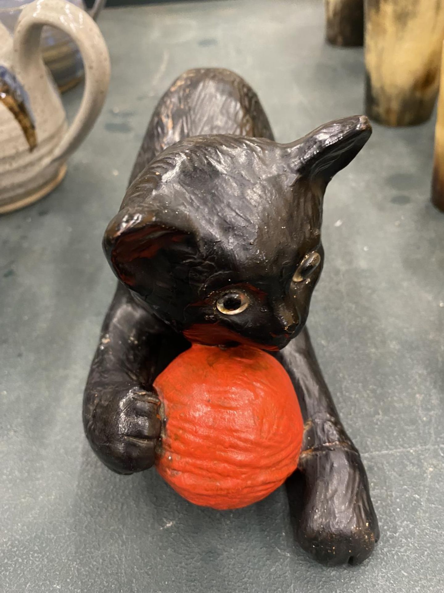 A VINTAGE BRETBY CAT WITH BALL OF WOOL, STAMPED TO THE UNDERSIDE WITH NUMBER 1618 - Image 2 of 4