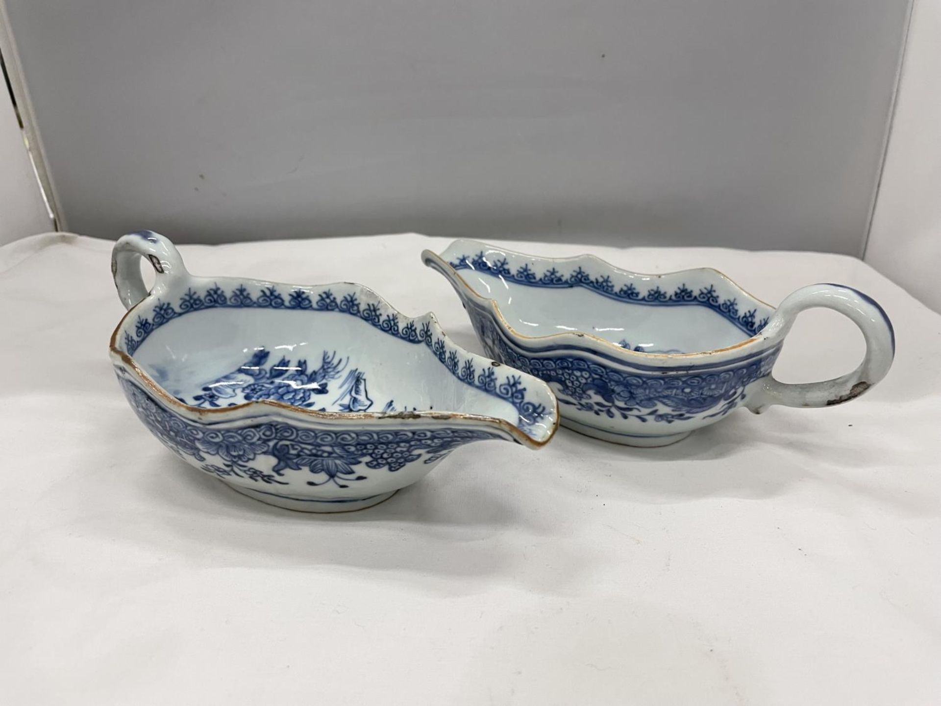 A BELIEVED TO BE LATE 18TH/EARLY 19TH CENTURY CHINESE QING DYNASTY/NANKIN BLUE AND WHITE SAUCE