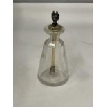 A RARE SILVER AND GLASS CAYENNE BOTTLE & SPOON. THIS UNUSUAL PIECE IS A TALL AND SLENDER GLASS