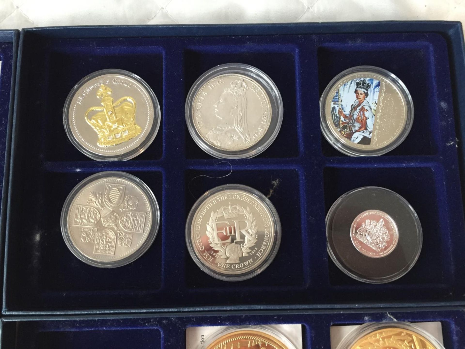 A COLLECTION OF COMMEMORATIVE COINS MOSTLY REPRESENTING VARIOUS MONARCHS ETC. IN CAPSULES, SOME - Image 7 of 7