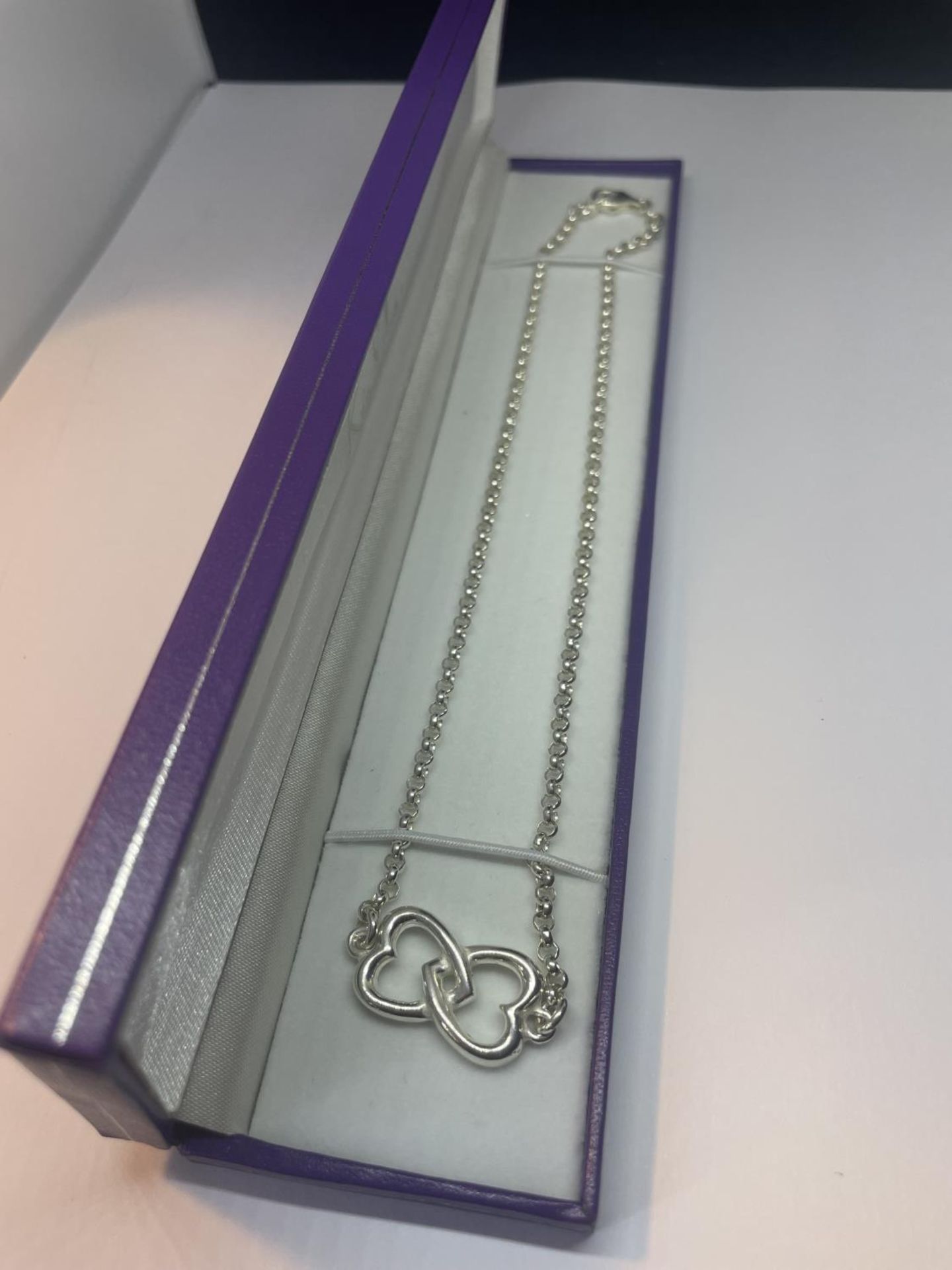 A MARKED SILVER NECKLACE WITH A DOUBLE HEART IN A PRESENTATION BOX